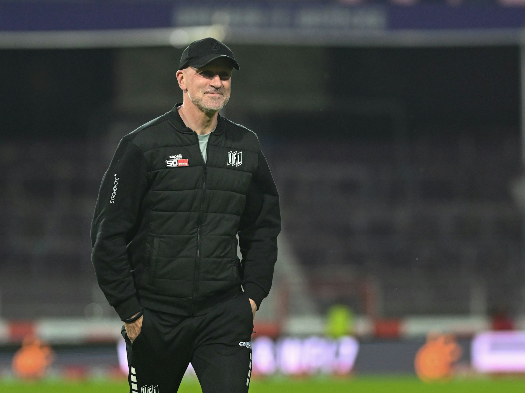 Marco Antwerpen geht über den Rasen, hat die Hände in den Hosentaschen.