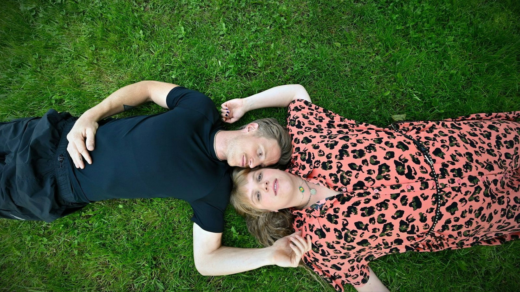 Ungewohnte Rolle für Stefanie Reinsperger (mit Golo Euler) „Liebesbrief an Jenny“ erzählt eine Romanze: „Ich musste 36 Jahre alt werden, um ein Love Interest zu spielen. Das würde ich gerne noch ein paarmal machen“, so Reinsperger im Interview. (Bild: ZDF und Christiane Pausch)