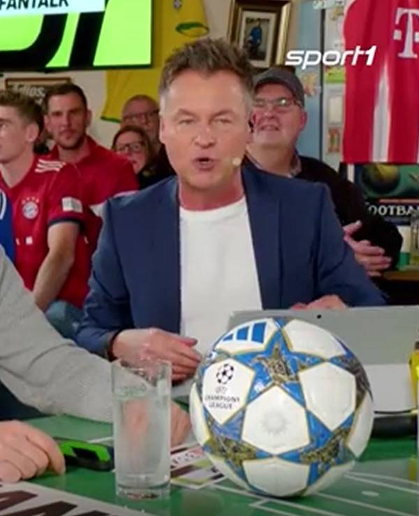 Mario Basler sitzt mit genervter Miene am Tisch des Sport1-Fantalks.