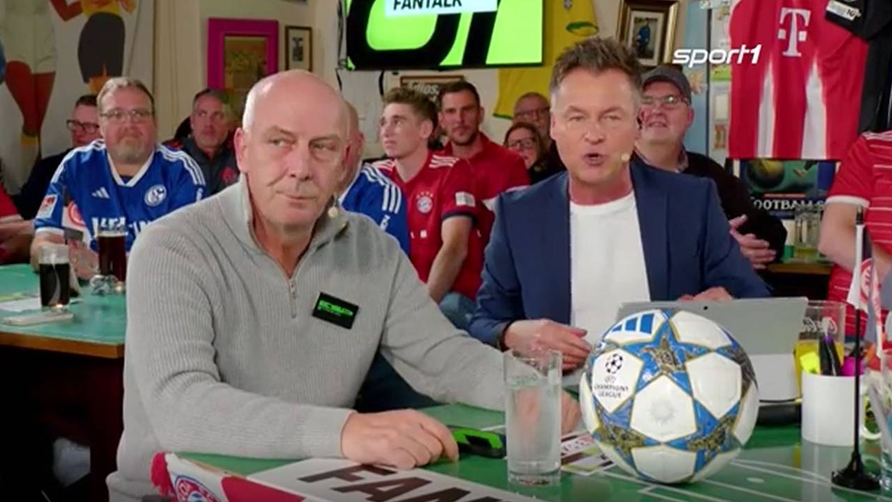 Mario Basler sitzt mit genervter Miene am Tisch des Sport1-Fantalks.