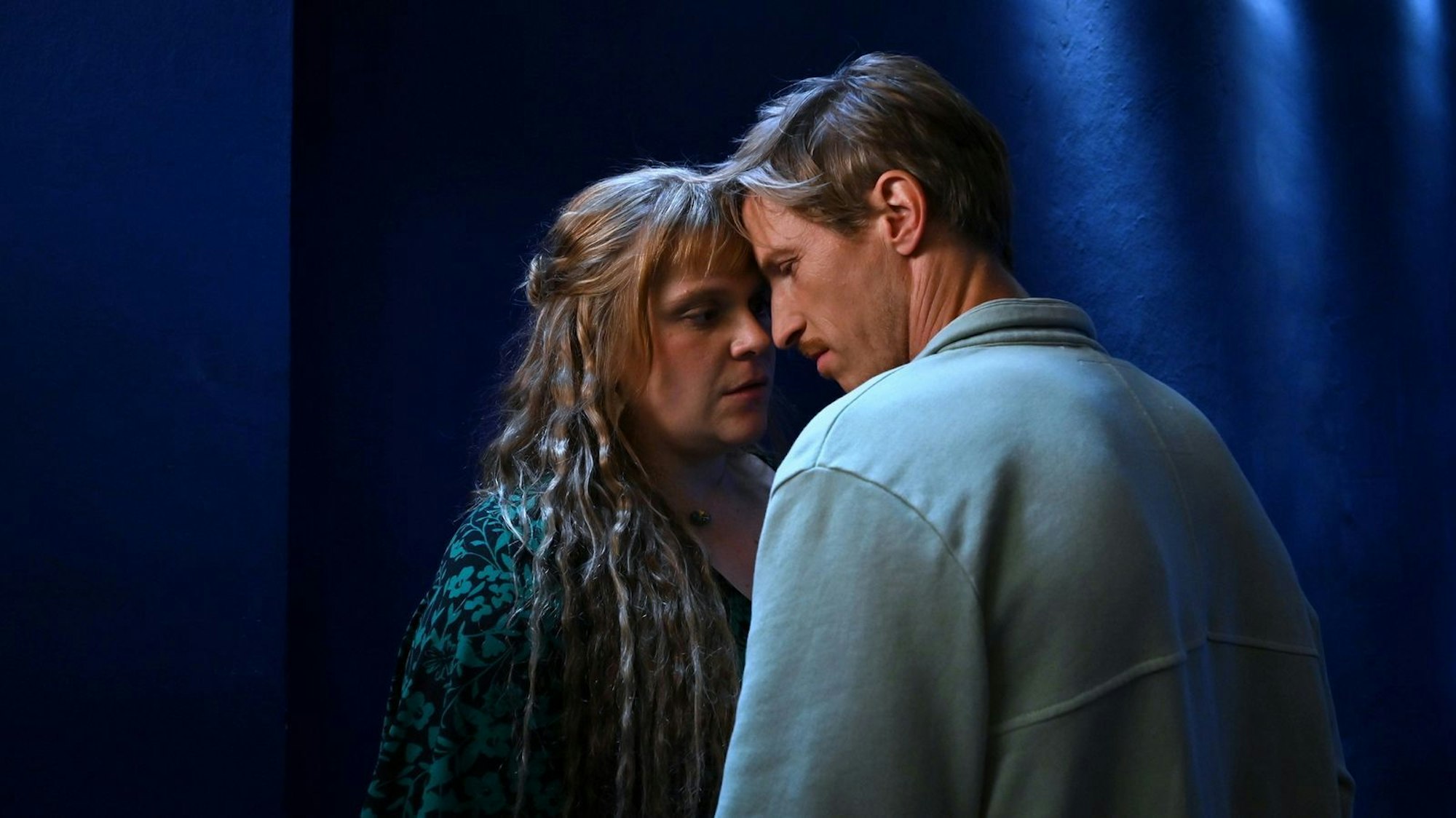 Unterschiedlicher können zwei Menschen kaum sein: Jenny (Stefanie Reinsperger) liebt gutes Essen, Tanz und ihre Aufgabe als Selbstliebe-Coach. Das Leben von Fitness-Influencer Timo (Golo Euler) dreht sich fast rund um die Uhr um Selbstoptimierung. (Bild: ZDF und Christiane Pausch)