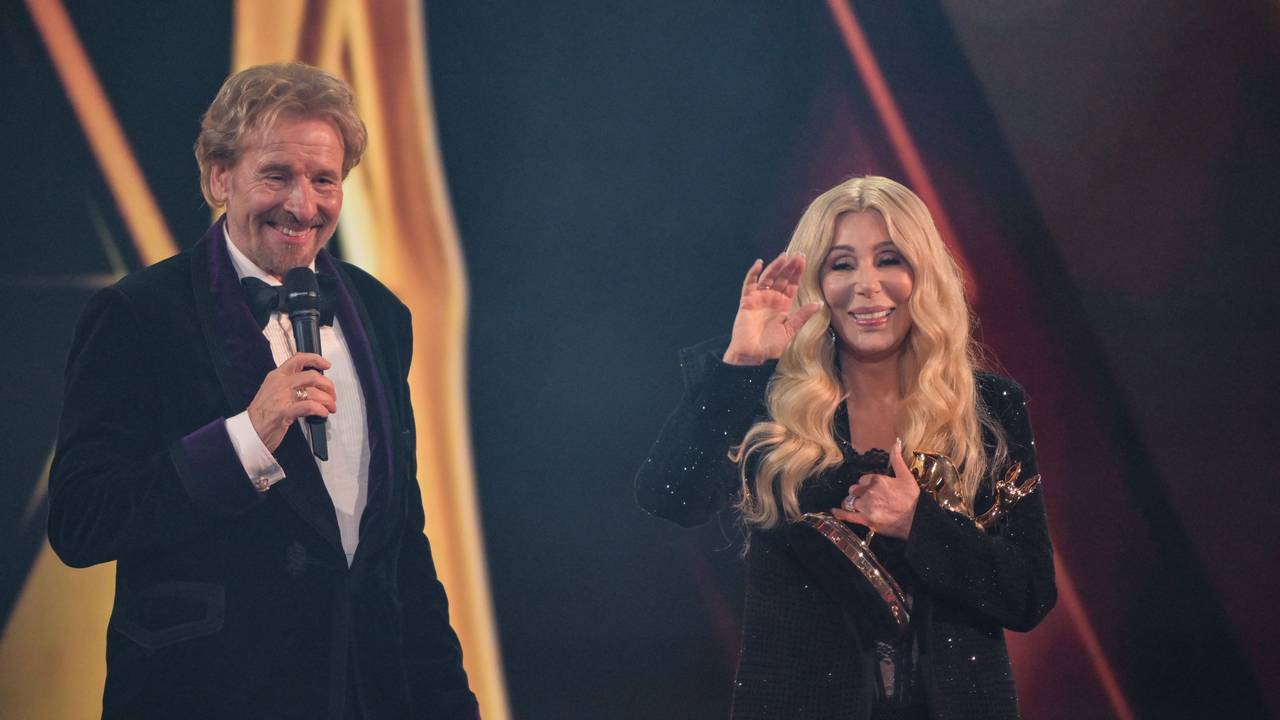 Eine Szene, die zum Gesprächsstoff wurde: Cher winkt neben Thomas Gottschalk während der 77. Bambi-Verleihung Mitte November.