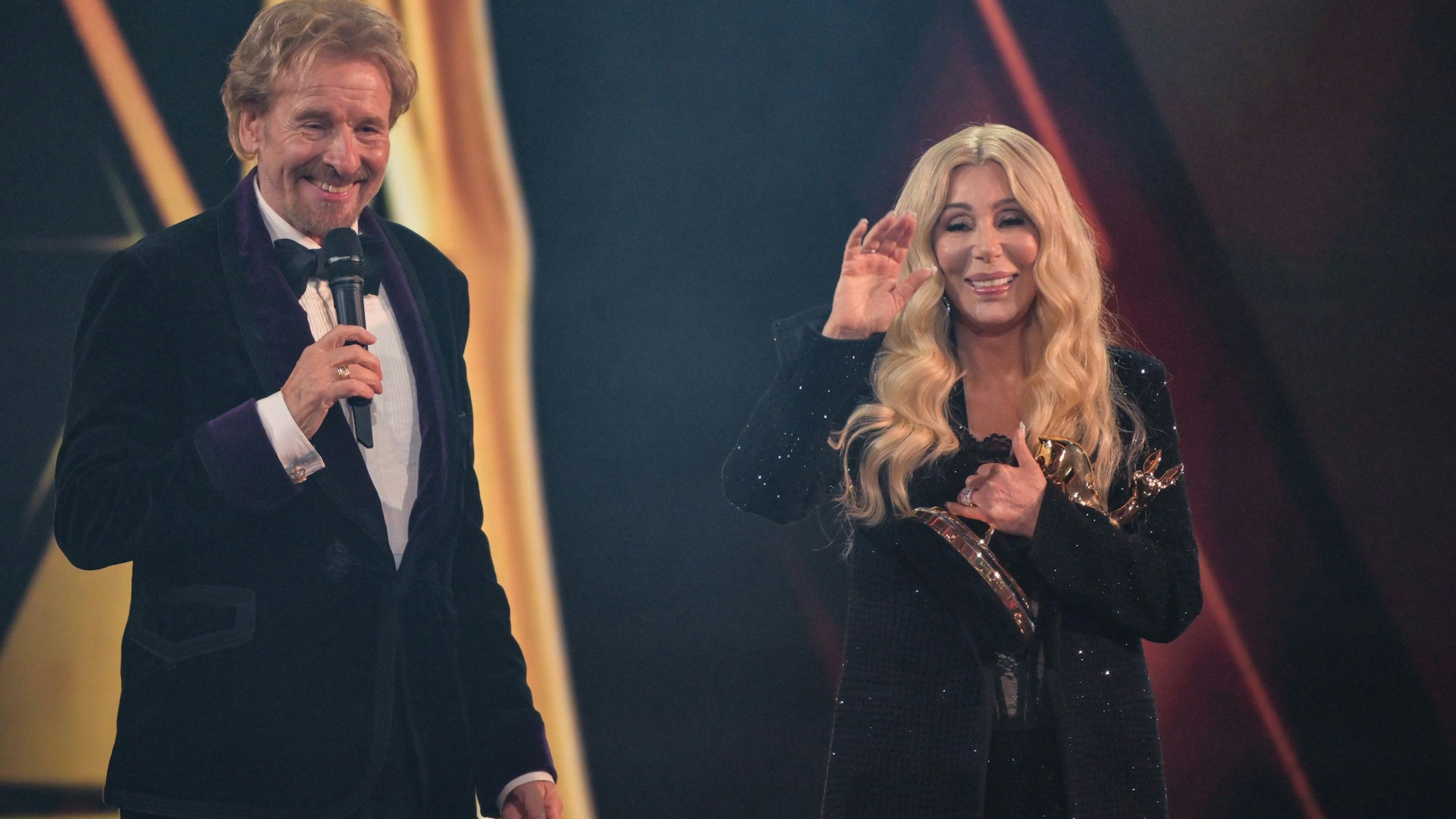 Eine Szene, die zum Gesprächsstoff wurde: Cher winkt neben Thomas Gottschalk während der 77. Bambi-Verleihung Mitte November.