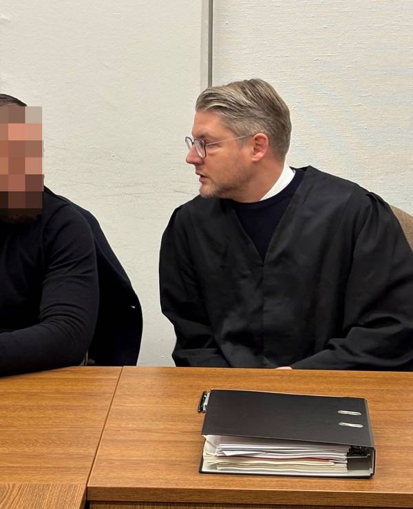 Der Angeklagte mit seinem Verteidiger Leonhard Mühlenfeld im Kölner Landgericht