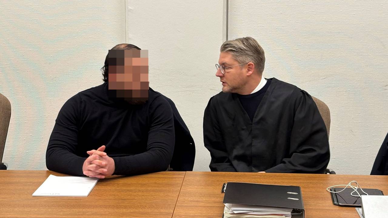 Der Angeklagte mit seinem Verteidiger Leonhard Mühlenfeld im Kölner Landgericht