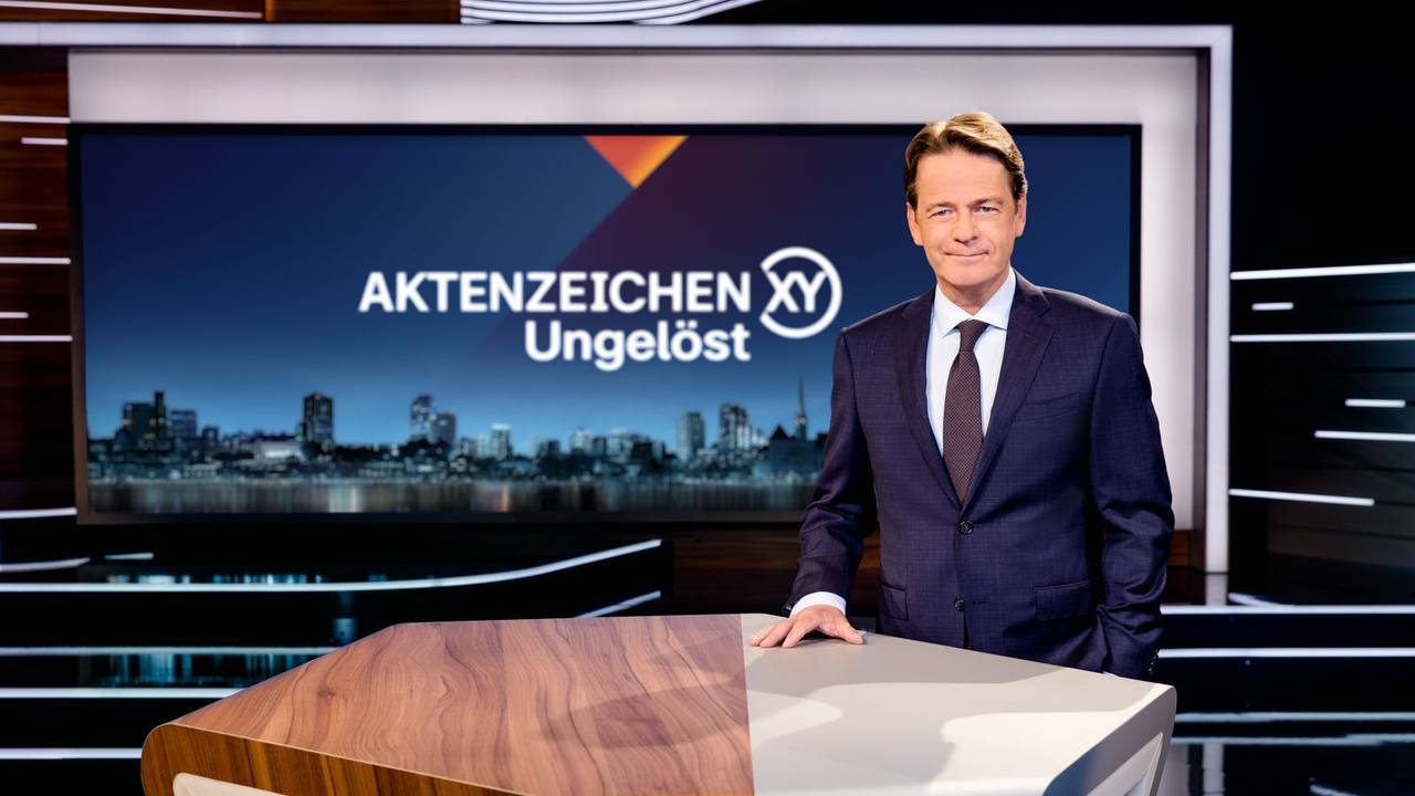 Moderator Rudi Cerne steht in der „Aktenzeichen XY ... ungelöst“-Kulisse.