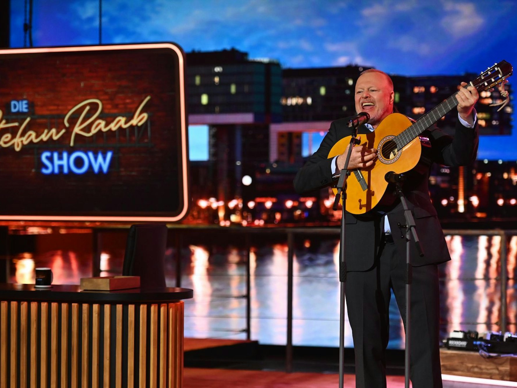 Stefan Raab hatte in seiner RTL-Show Lust, „etwas Italienisches“ zu spielen. (Bild: RTL / Raab Entertainment / Julia Feldhagen)