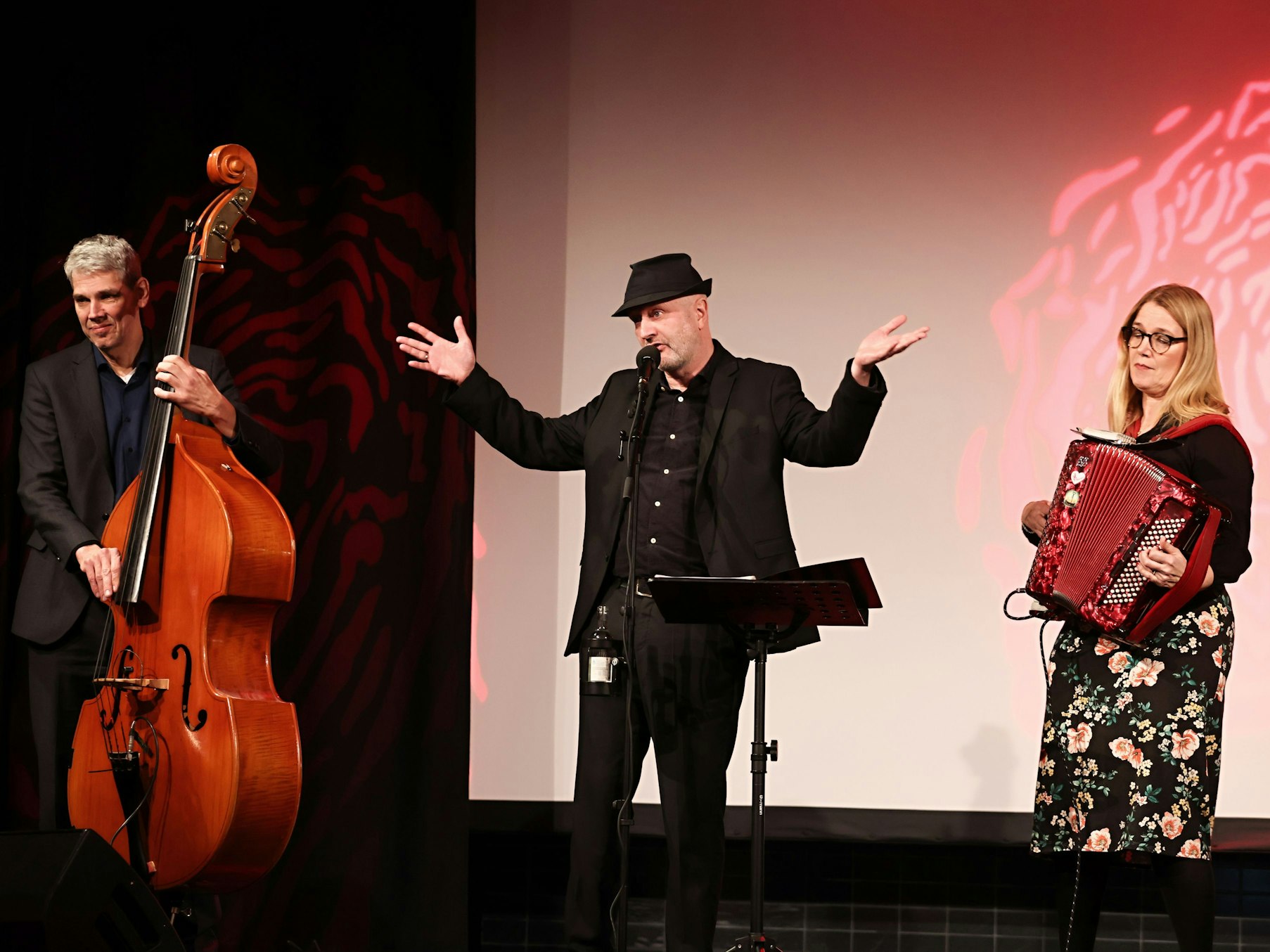 „Et Thekenterzett“ beim Auftritt in der Volksbühne.