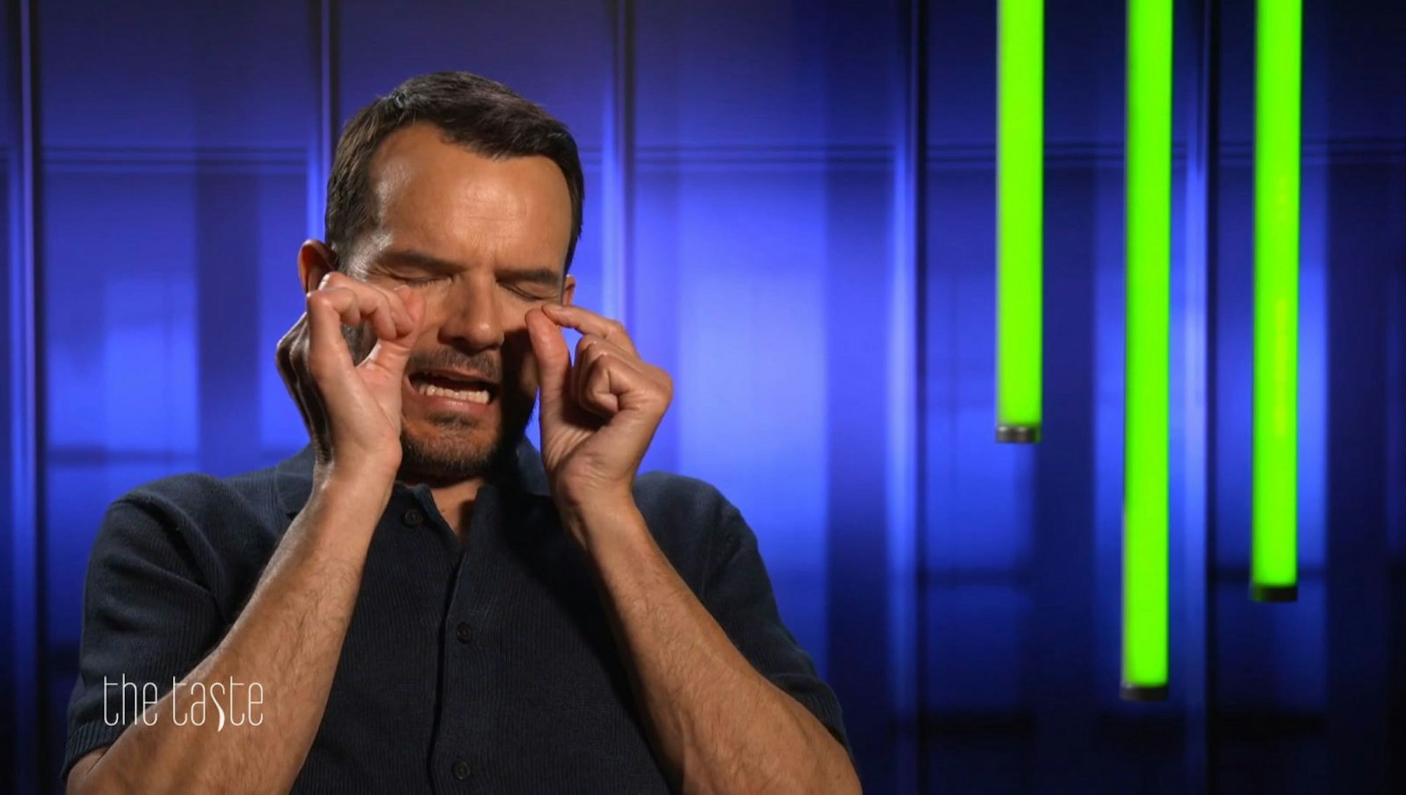 Schärfe, Schärfe, Schärfe: Steffen Henssler verlangt, dass seine Team-Kandidaten die Zurückhaltung beim Würzen endlich aufgeben. (Bild: Joyn/Screenshot)