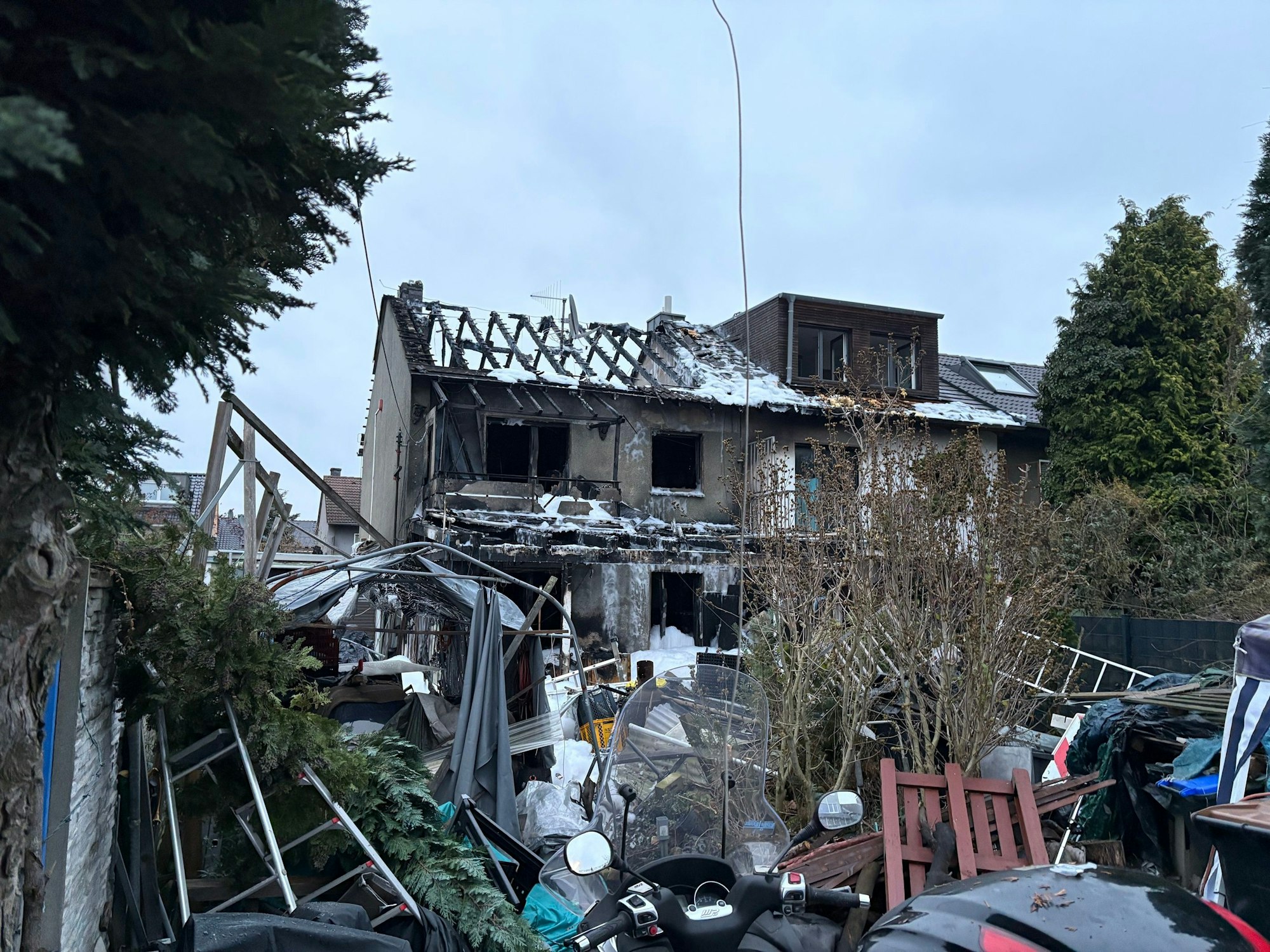 Das völlig ausgebrannte Haus in Köln-Weiß am Mittwochmorgen.