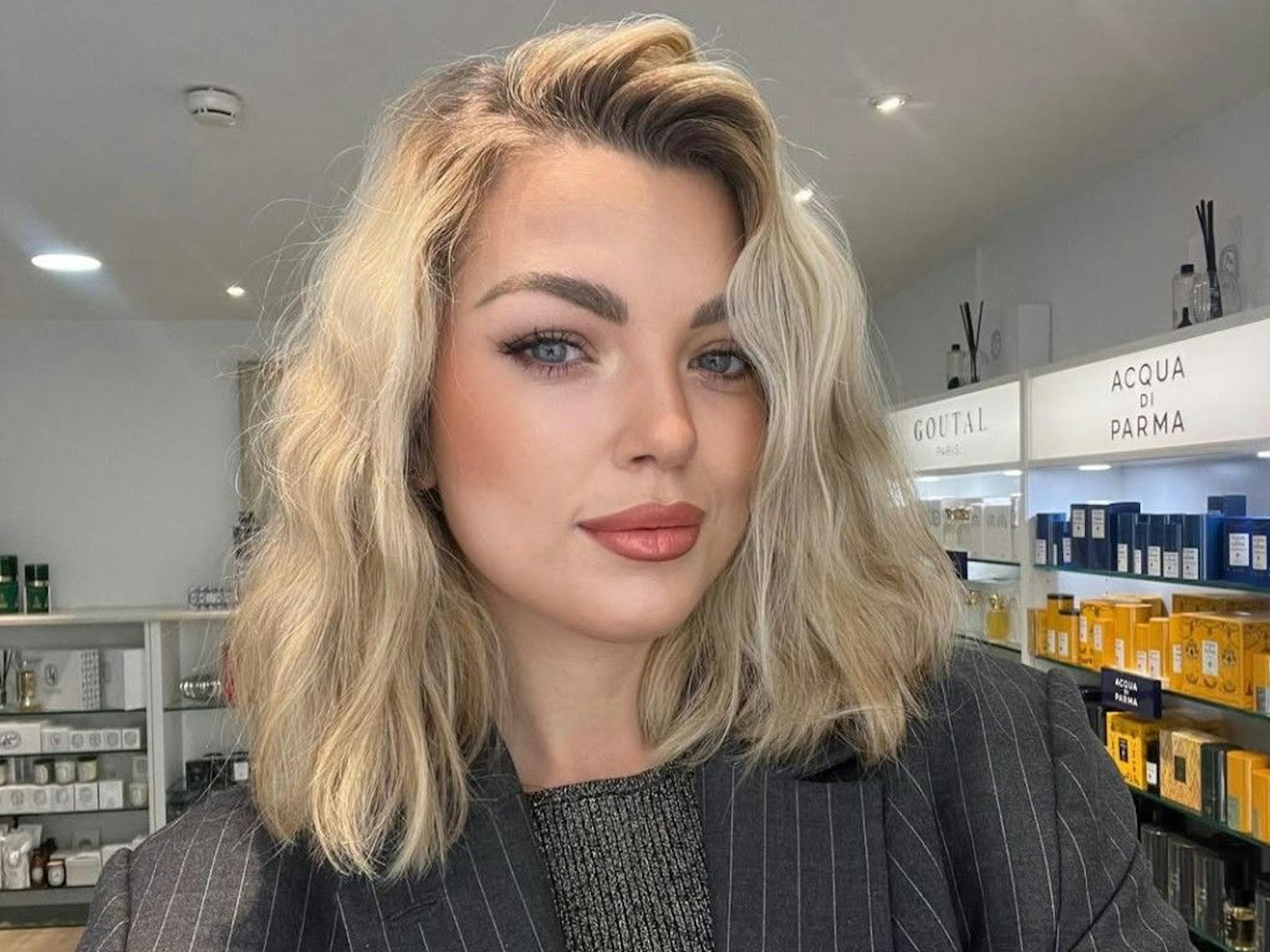 Symbolbild Vermisstenfall: Schild 'VERMISST' vor rot-weißem Absperrband mit 'POLIZEIABSPERRUNG'