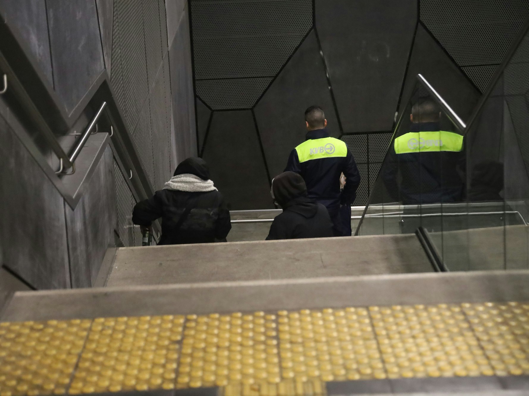 An den KVB U-Bahn Haltestellen in der Südstadt halten sich verstärkt drogenabhängige Menschen auf - sie lösen beim Crackrauchen regelmäßig den Feueralarm aus.