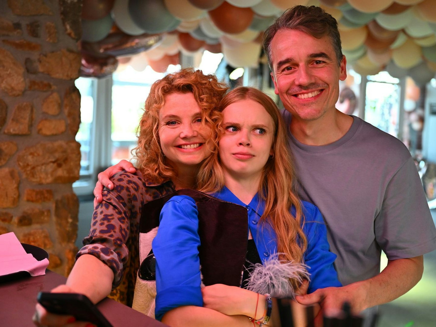 Okay, diese Serienfamilie gibt es nicht wirklich. Annette Frier, links, spielt sich zwar selbst, ist aber in der Serie mit einem Mann verheiratet, der von Schauspieler Alexander Khuon verkörpert wird. Die gemeinsame Tochter wird von Maria Matschke Engel gespielt. Übrigens die Tochter der Schauspieler Matthias Matschke und Judith Engel. (Bild: Joyn/Willi Weber)