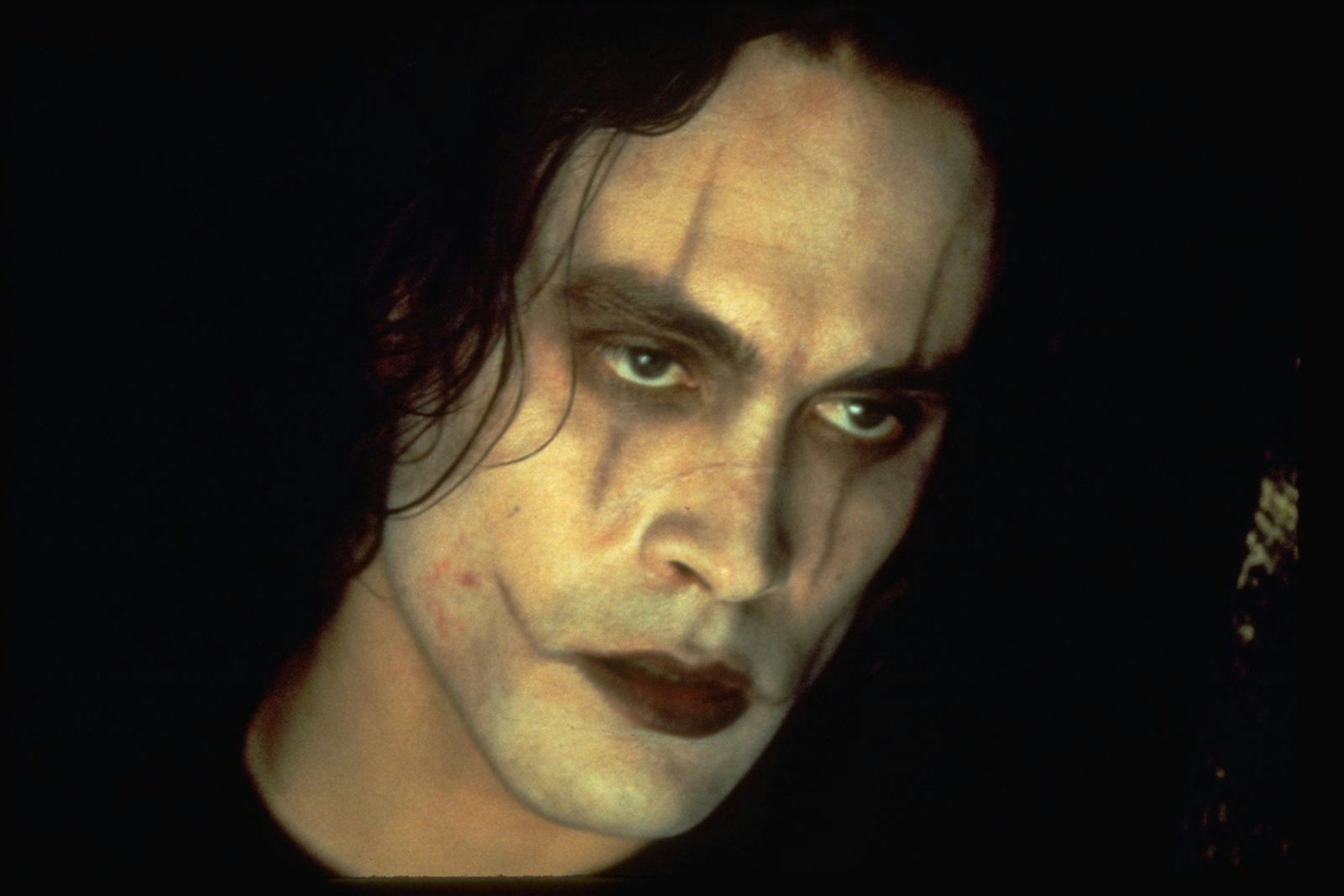 Brandon Lee starb mit nur 28 Jahren: Bis heute glauben viele nicht an einen Unfall am Filmset, sondern vermuten einen Racheakt der chinesischen Mafia. (Bild: Eurovideo)