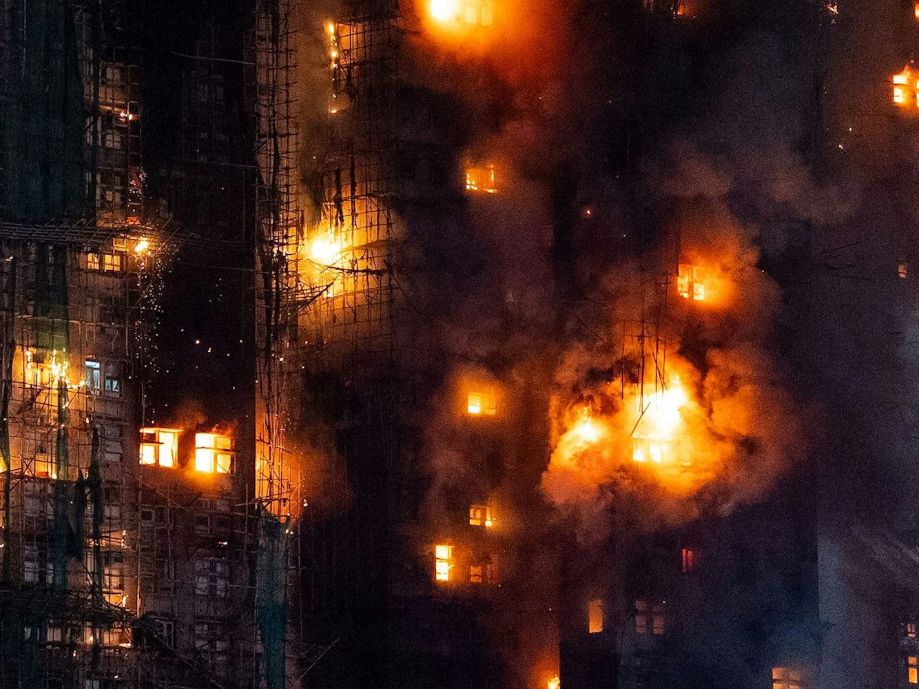 Ein Inferno in Hongkong: Blick auf den verheerenden Brand im Wohnkomplex „Wang Fuk Court“.