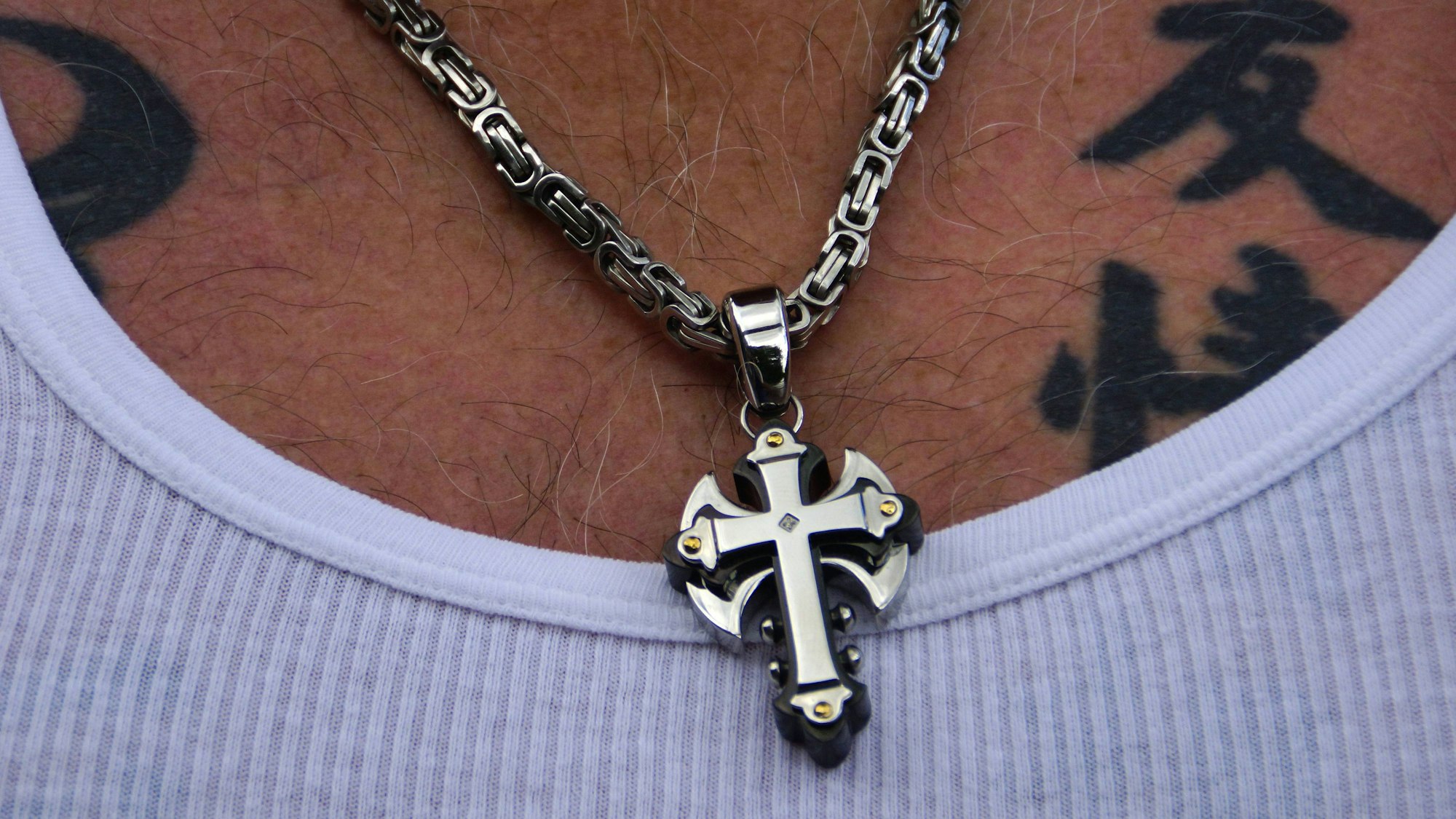 Ein 17-Jähriger soll seinen Job verloren haben, weil er eine Kette mit einem Kreuz trug (Symbolbild).