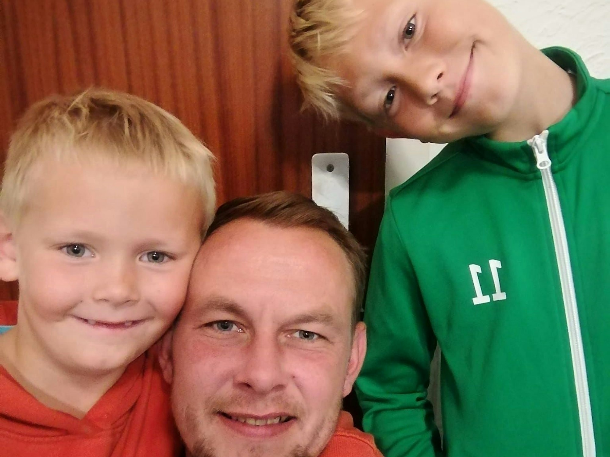 Familien-Selfie von Papa Michael und den Söhnen Filip und Nico.