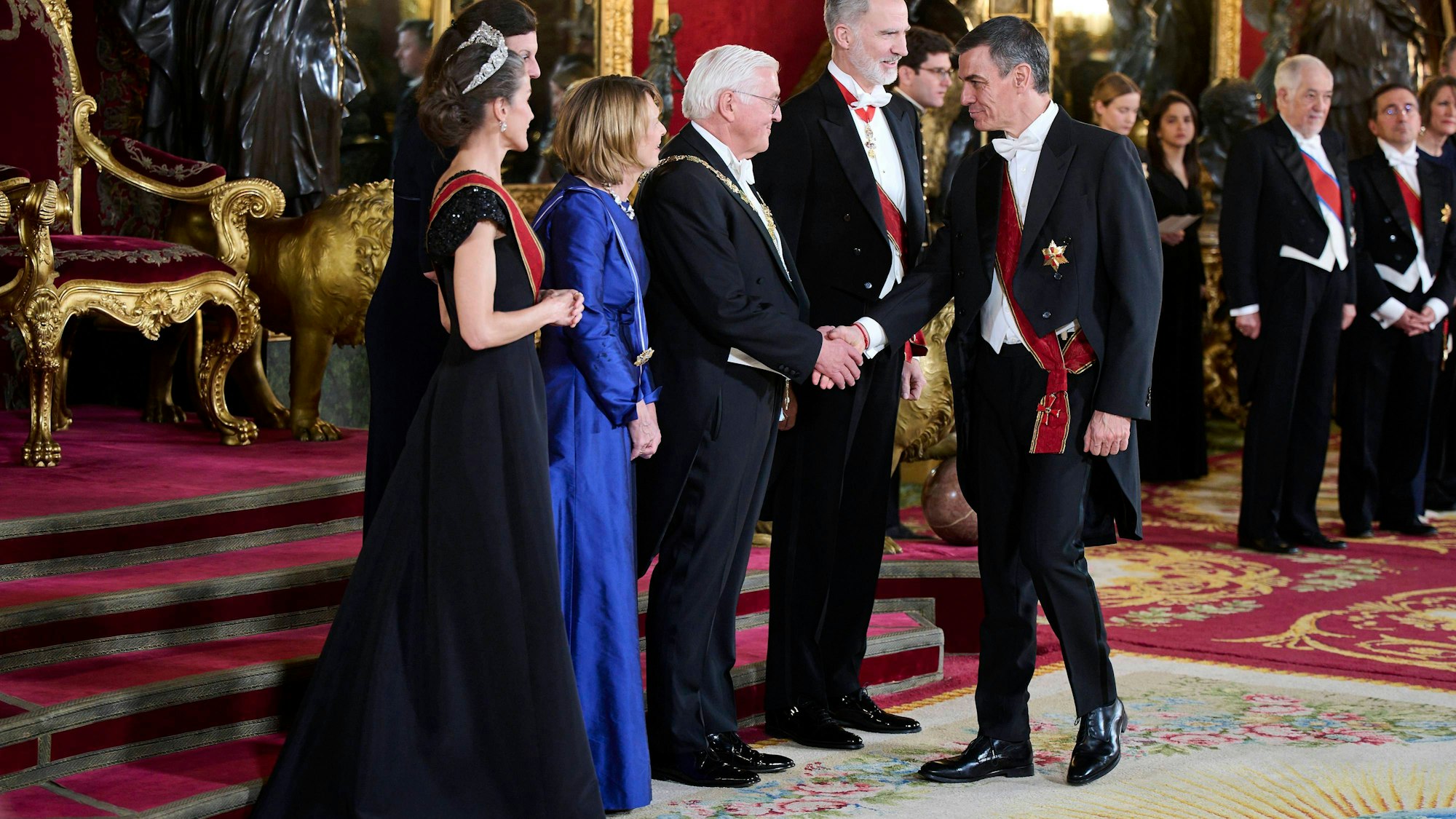 Bundespräsident Steinmeier schüttelt die Hand von König Felipe VI, neben Königin Letizia und Pedro Sánchez