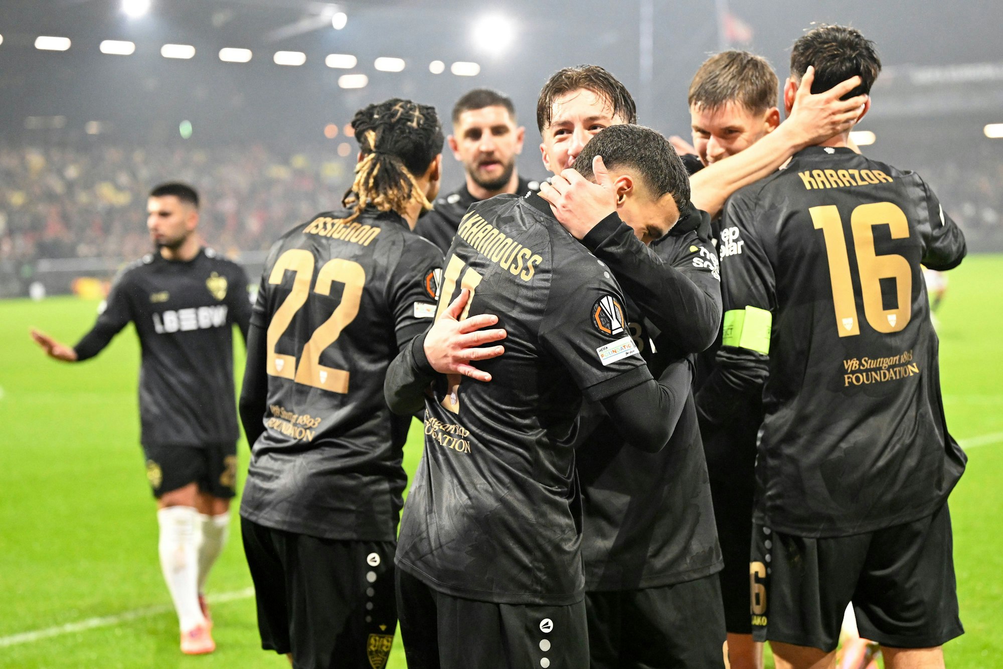 Stuttgarter Spieler jubeln über ein Tor.