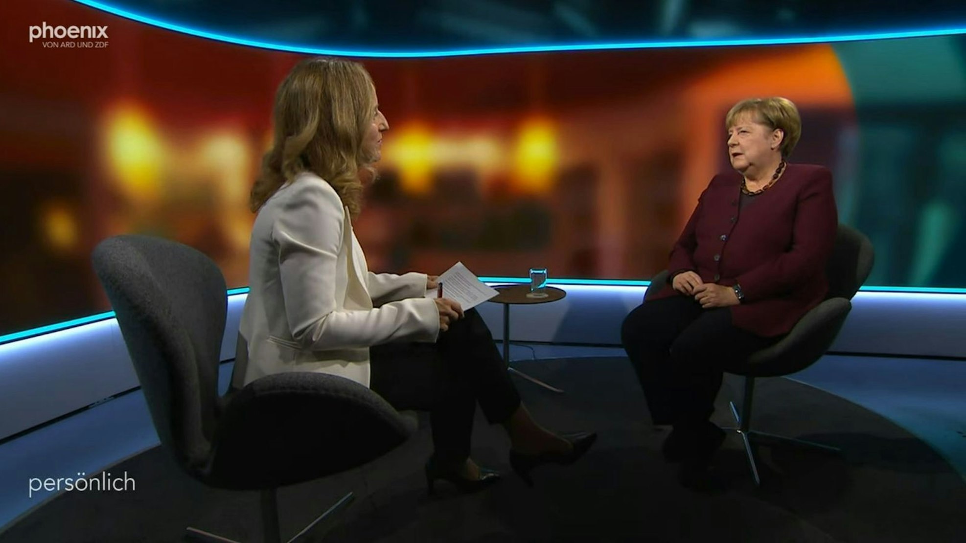 Angela Merkel (rechts) stellte sich bei „phoenix persönlich“ den Fragen von Eva Lindenau. (Bild: phoenix)