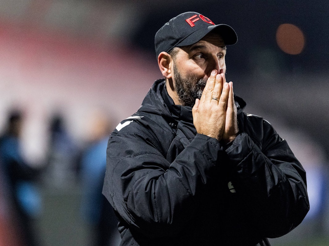 Stefan Ruthenbeck hält sich die Hände vor sein Gesicht.