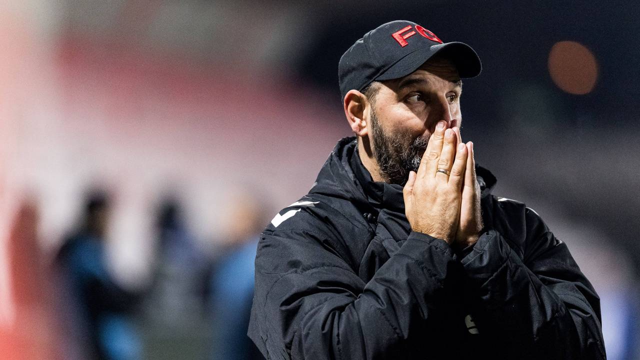 Stefan Ruthenbeck hält sich die Hände vor sein Gesicht.