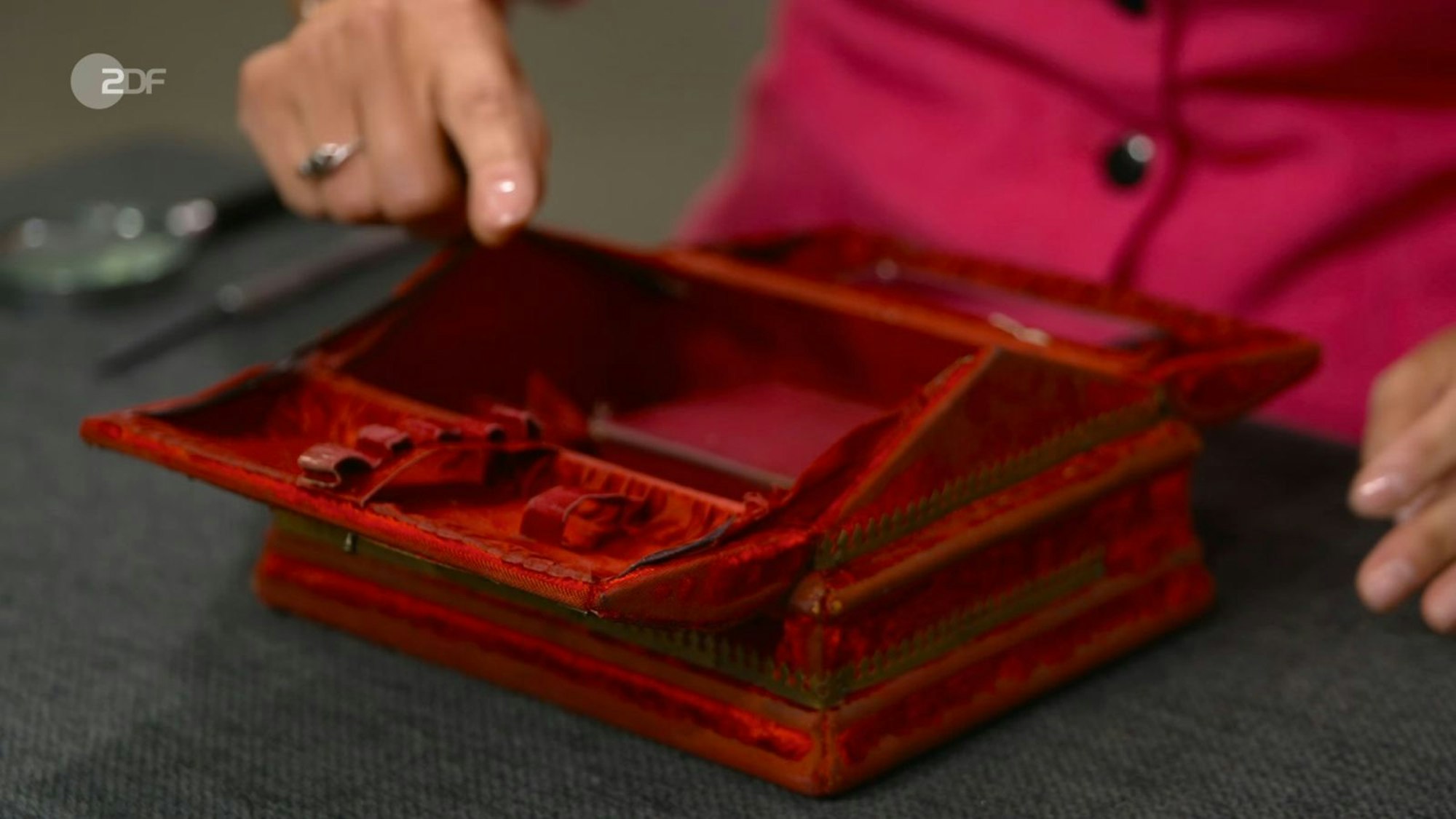 Statt Schrauben gehörten laut Annika Raßbach „die wertvollsten Gegenstände der Frau - die Kosmetik und das Geschmeide“ in die Kiste. „Eine Schmuckschatulle oder eine Reisetoilette für Badutensilien, Kosmetik“, erklärte sie. Mit der „wunderschönen Optik“ befände man sich „sogar noch am Rande der viktorianischen Zeit“. (Bild: ZDF)