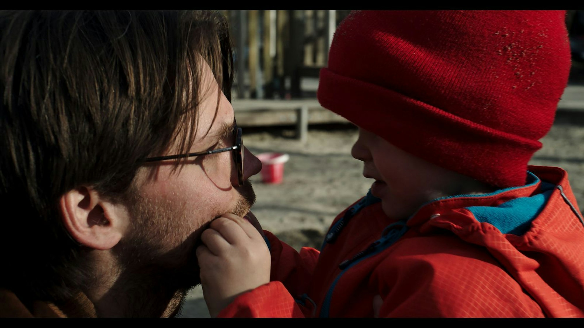 Die Episode „Eins, Zwei, Drei ...und jetzt?“ trägt sich auf einem Spielplatz zu. Autor und Regisseur Nicolai Zeitler spielt - mit seinem eigenen kleinen Sohn - einen Vater, der sich in diesem Ambiente unwohl fühlt. (Bild: ZDF / Rebecca Meining)