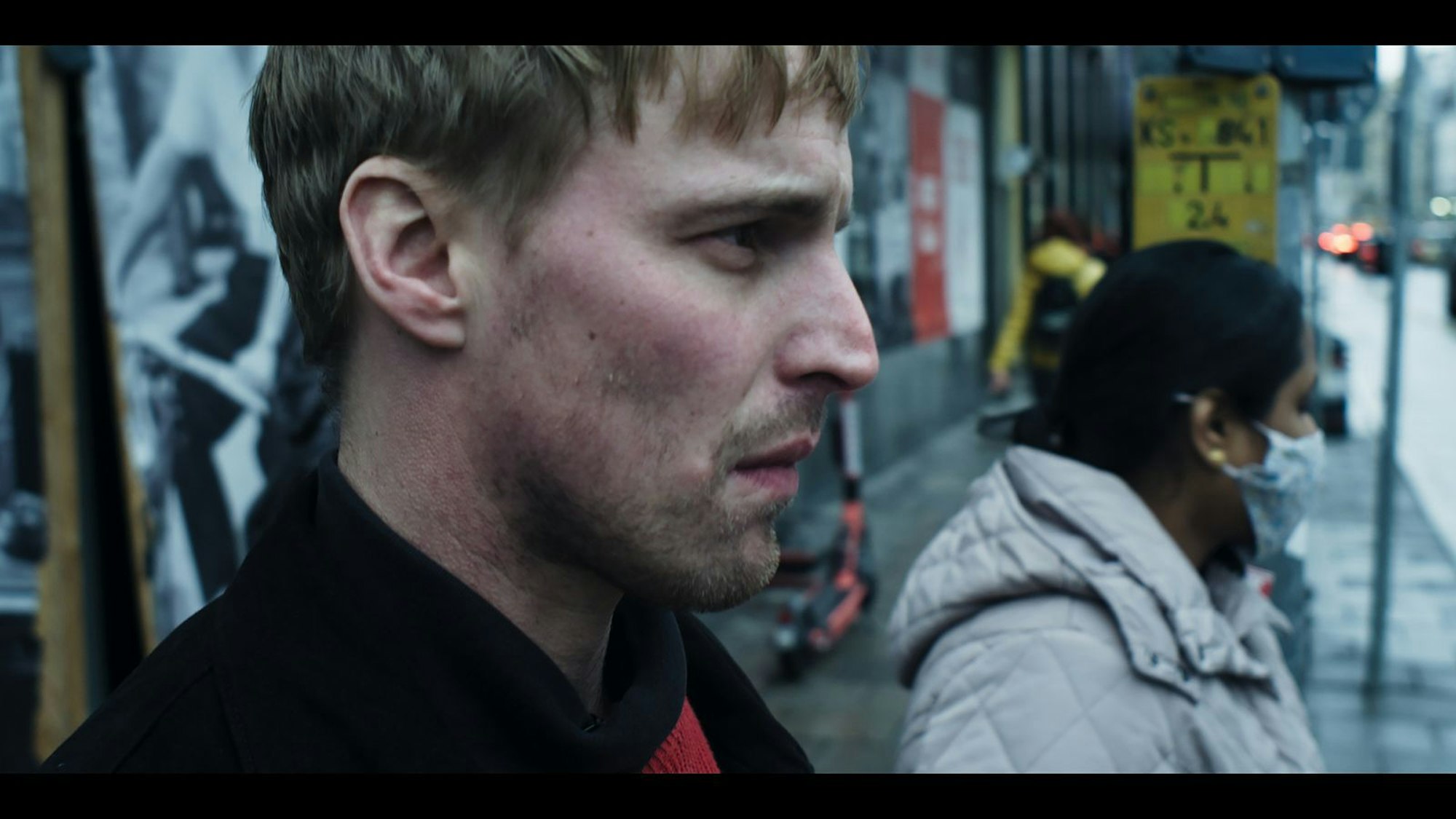 Die Folge „Alles Übel der Welt“ setzt den erzählerischen Ton. Ein junger Mann (Christian Erdt) geht durch eine überfüllte Innenstadt. Warum rempeln ihn ständig Leute (fast) an? Warum guckt der bullige Typ, der da entgegenkommt, so komisch? (Bild: ZDF / Rebecca Meining)