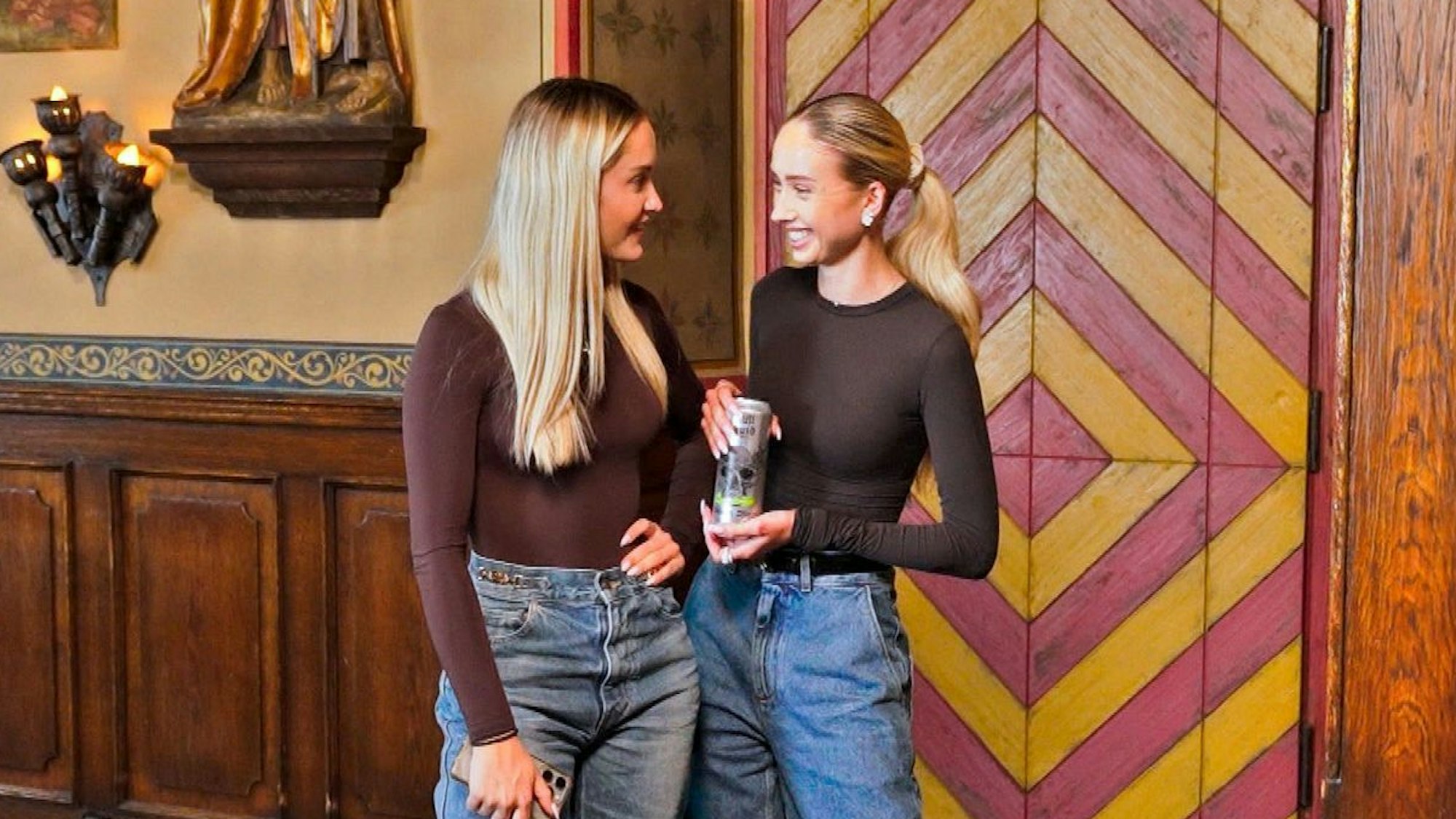 In der neuen RTLZWEI-Serie „Die Geissens: Traumjob Prinzessin“ wollen auch Shania und Davina Geiss ihr Glück versuchen. (Bild: RTLZWEI)