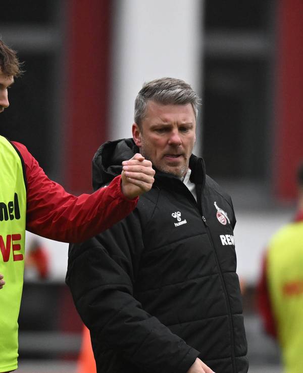 Rav van den Berg im Training des 1. FC Köln.