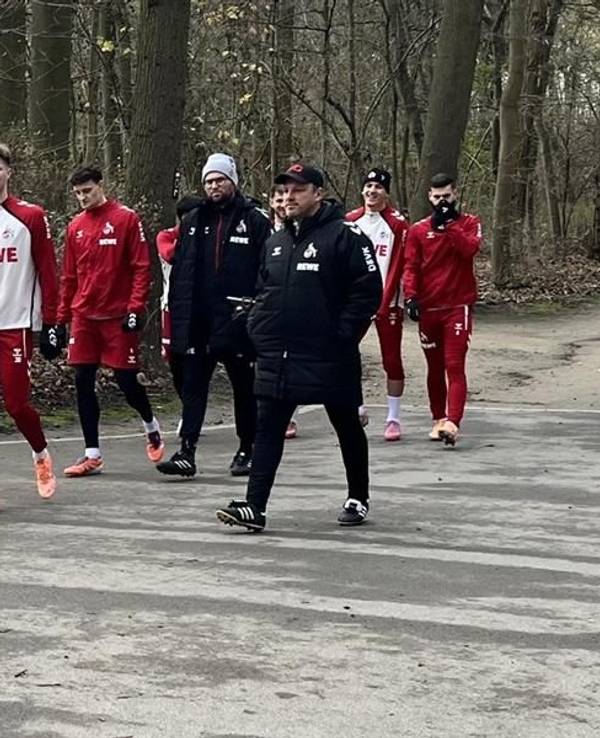 Die FC-Profis und Trainer Lukas Kwasniok auf dem Weg zum Training.
