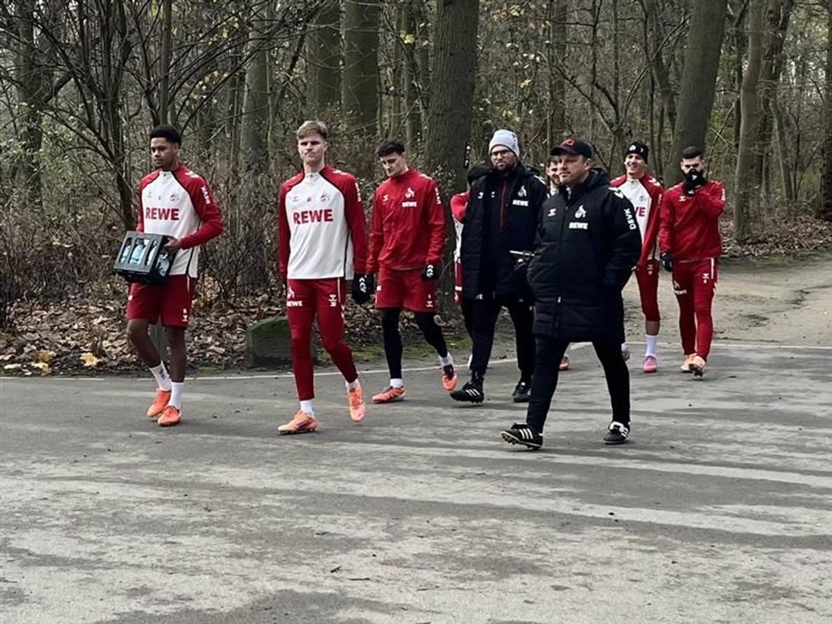 Die FC-Profis und Trainer Lukas Kwasniok auf dem Weg zum Training.