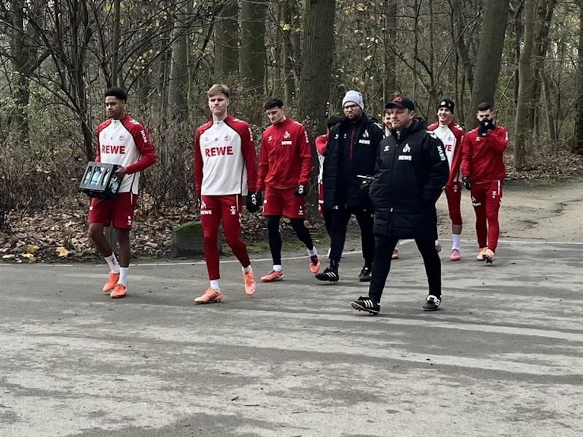 Die FC-Profis und Trainer Lukas Kwasniok auf dem Weg zum Training.