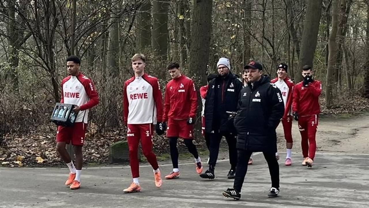 Die FC-Profis und Trainer Lukas Kwasniok auf dem Weg zum Training.
