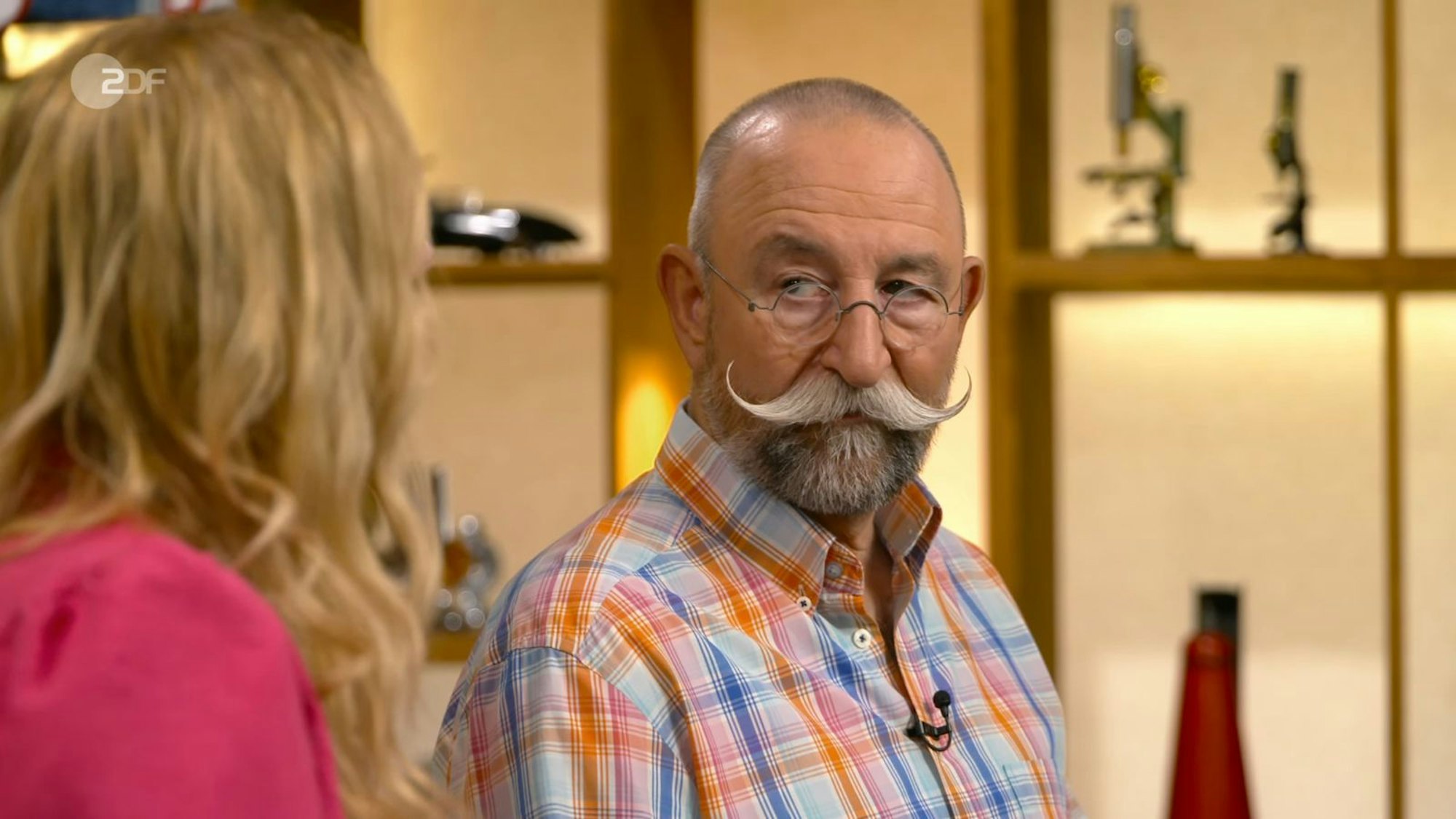 Welche Laus war Horst Lichter denn da über die Leber gelaufen? Schuld an diesem Blick war die Expertin Annika Raßbach, die sich einen Scherz mit ihm erlaubt hatte. „Ich habe ein Problem“, sagte Lichter. Seine Händlerkarte war verschwunden. „Ich kann dir sagen, warum die nicht da ist“, sagte die Kollegin triumphierend ... (Bild: ZDF)