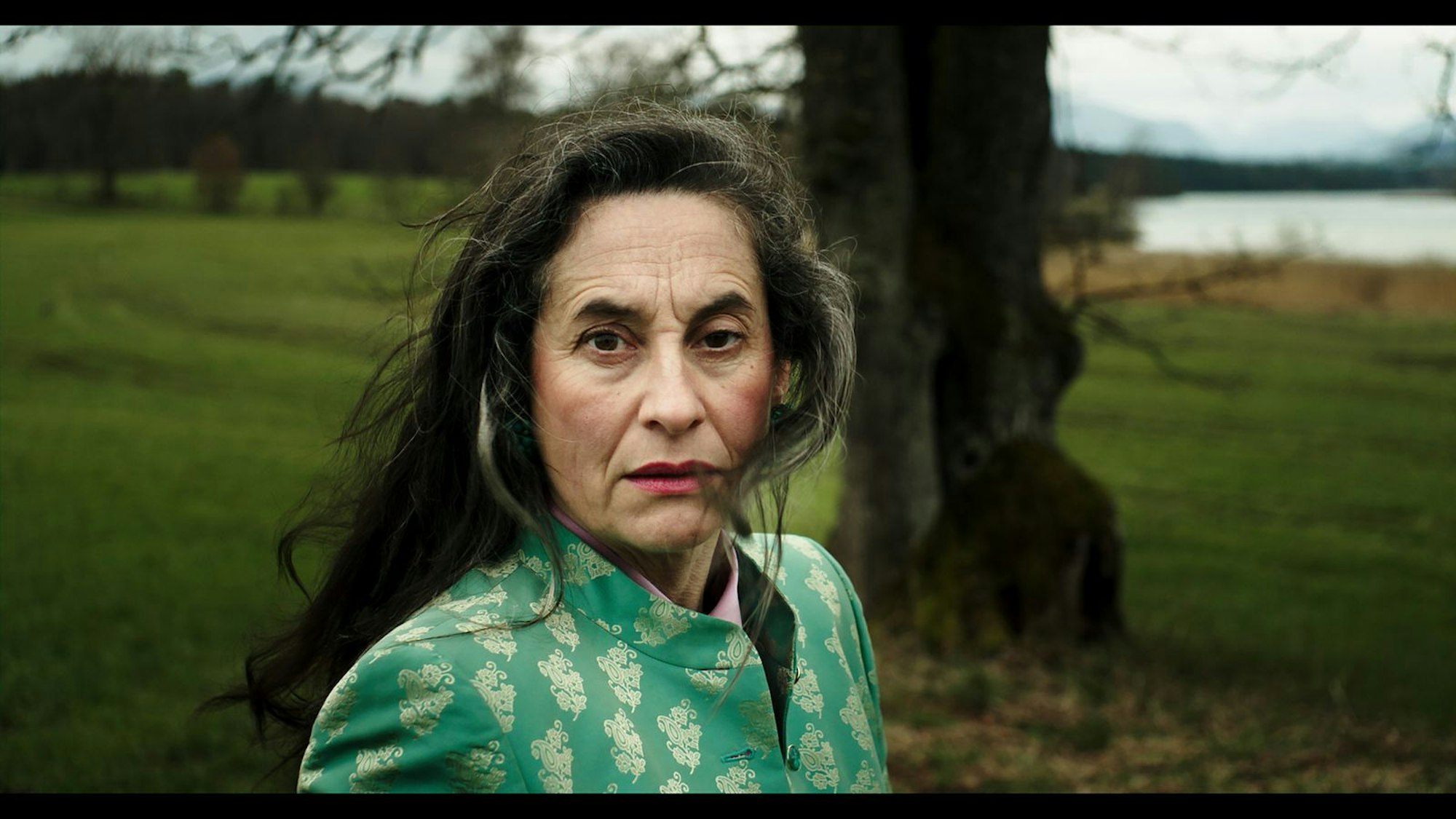 Der vielleicht komplexeste, teilweilse schwer anschaubare Film ist „Die Heilung“: Susana Fernandes Genebra spielt eine Frau mittleren Alters, die versucht über eine Meditation ihre schwierige Persönlichkeit und Beziehung zu durchsteigen und sich einfach mal locker zu machen. (Bild: ZDF / Rebecca Meining)