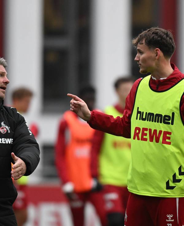 Lukas Kwasniok und Rav van den Berg unterhalten sich im Training.