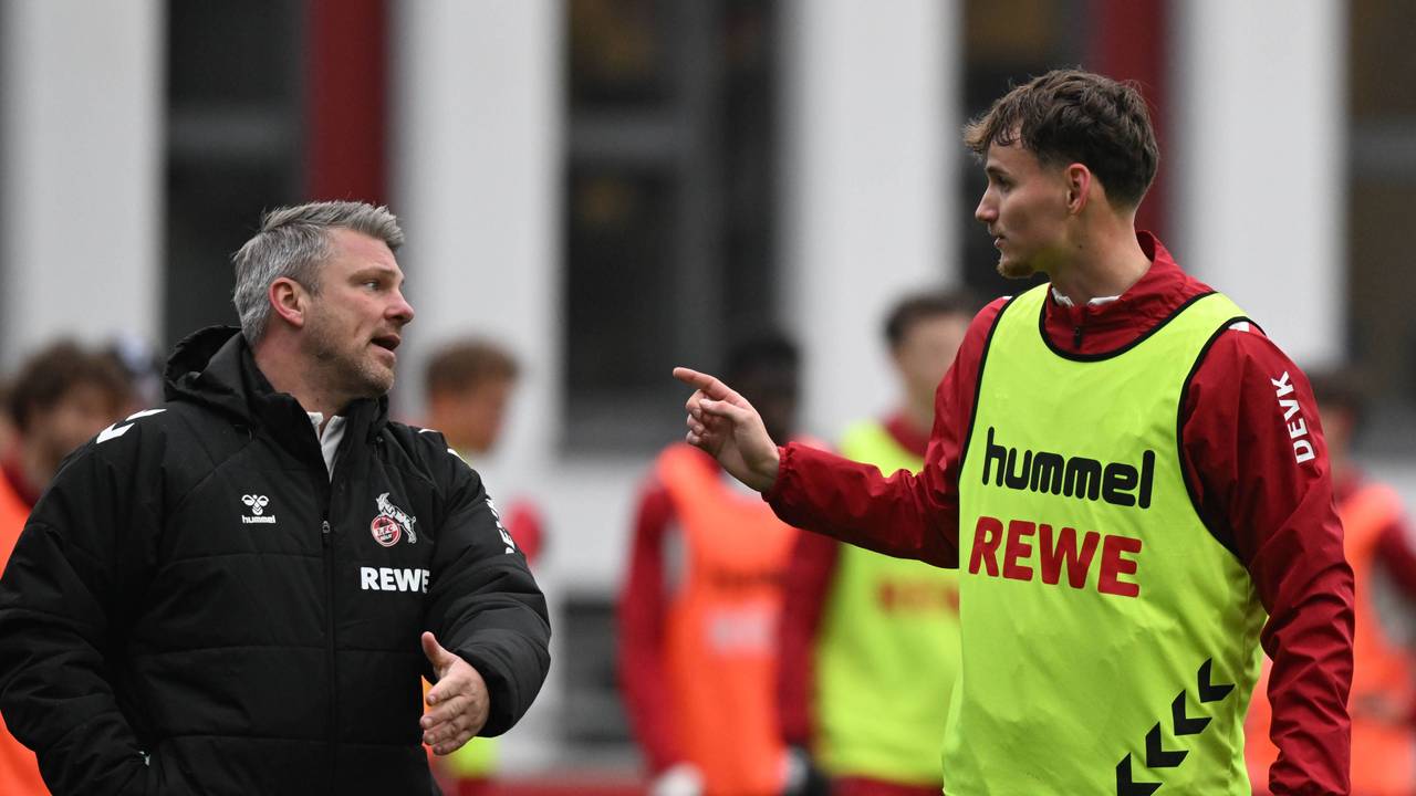 Lukas Kwasniok und Rav van den Berg unterhalten sich im Training.