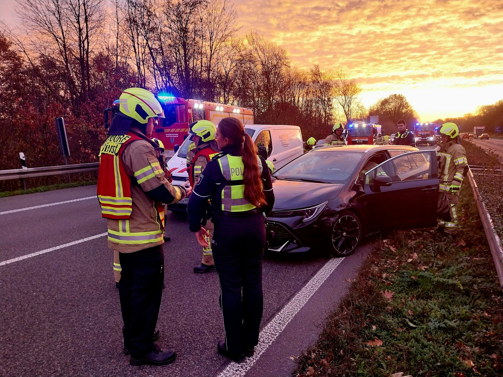 Einsatzkräfte der Polizei und der Feuerwehr nach dem Unfall auf der A560.