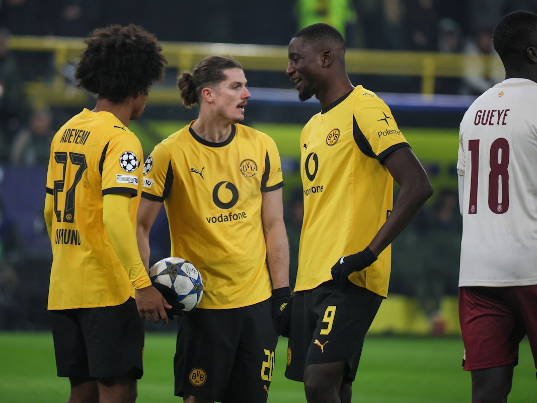 Karim Adeyemi, Marcel Sabitzer und Serhou Guirassy unterhalten sich.