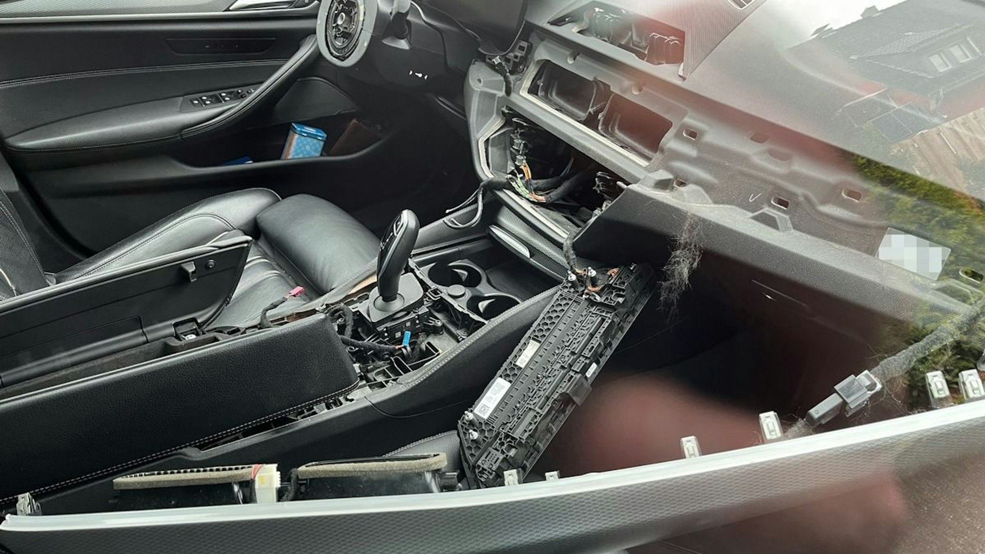 Symbolbild eines aufgebrochenen BMW, bei dem Lenkrad und Navi fehlen.