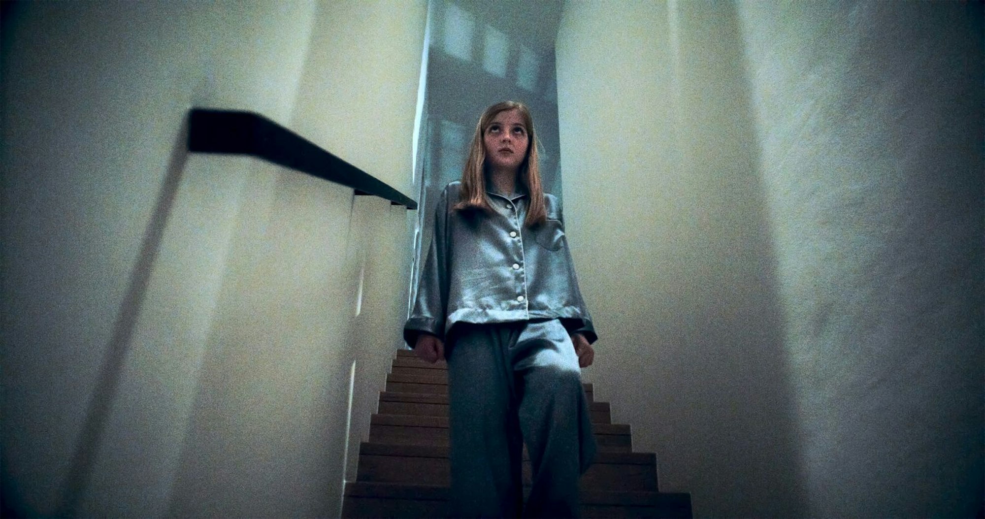 Einer der besten (kurzen) Gruselfilme aus Deutschland, die man seit langem gesehen hat, ist „Vorsicht, Schnecki“: Ein ängstliches Mädchen fürchtet sich allein in der Wohnung, weil die Mutter (Friederike Ott) ausgegangen ist. (Bild: ZDF / Rebecca Meining)