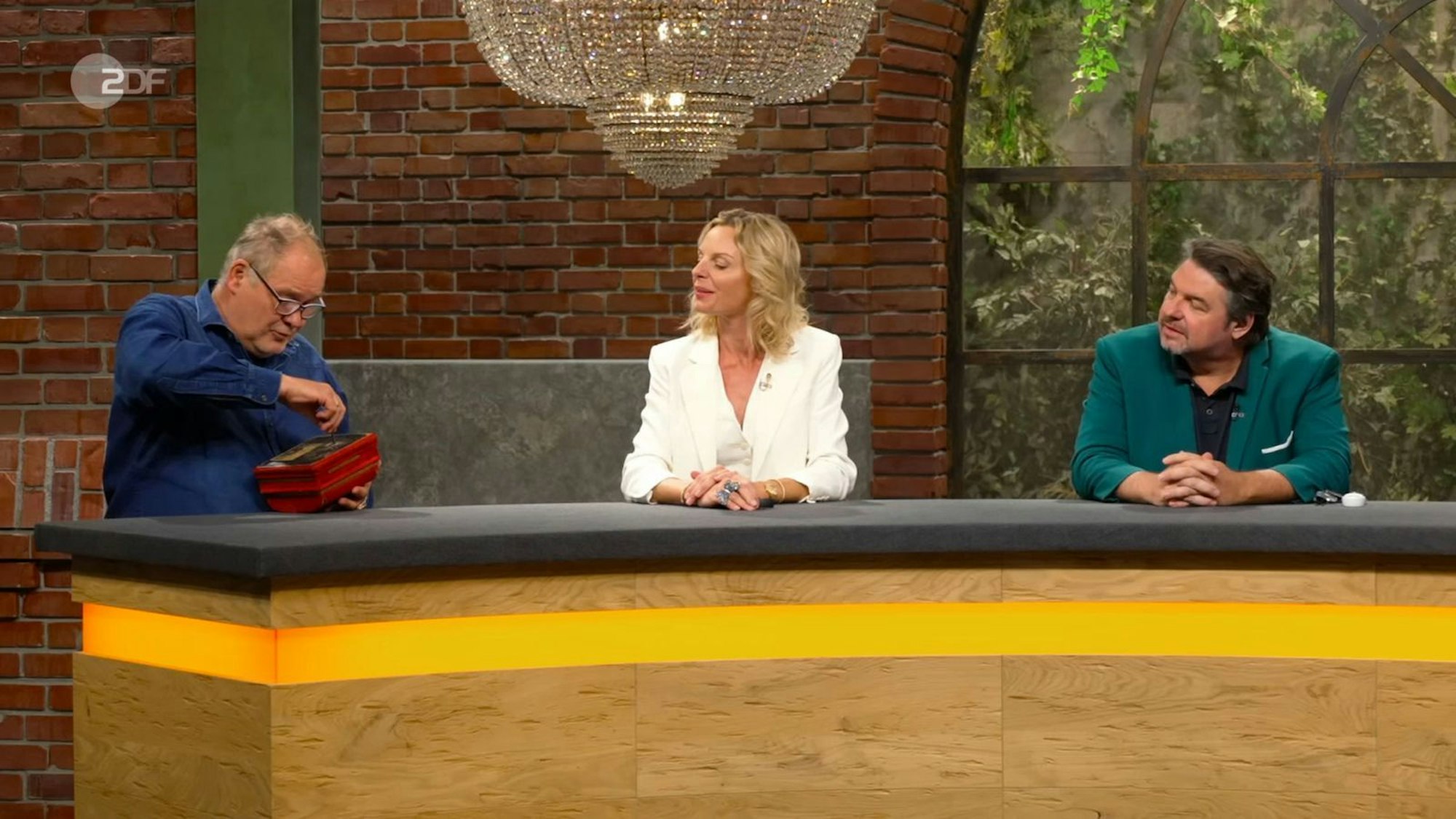 „Ich habe von Weitem gesehen: Das ist Cartier ... Gott sei Dank nicht“, erklärte Walter Lehnertz laut. „Ein Schmuckkästen“, erkannte der Händler. „Ein schmuckes Kästchen“, kalauerte Benjamin Leo Leo. Daniel Meyer fragte: „Gibt es ein Geheimfach oder so?“ Lehnertz negierte dies, „aber vielleicht kann die was“ ... (Bild: ZDF)