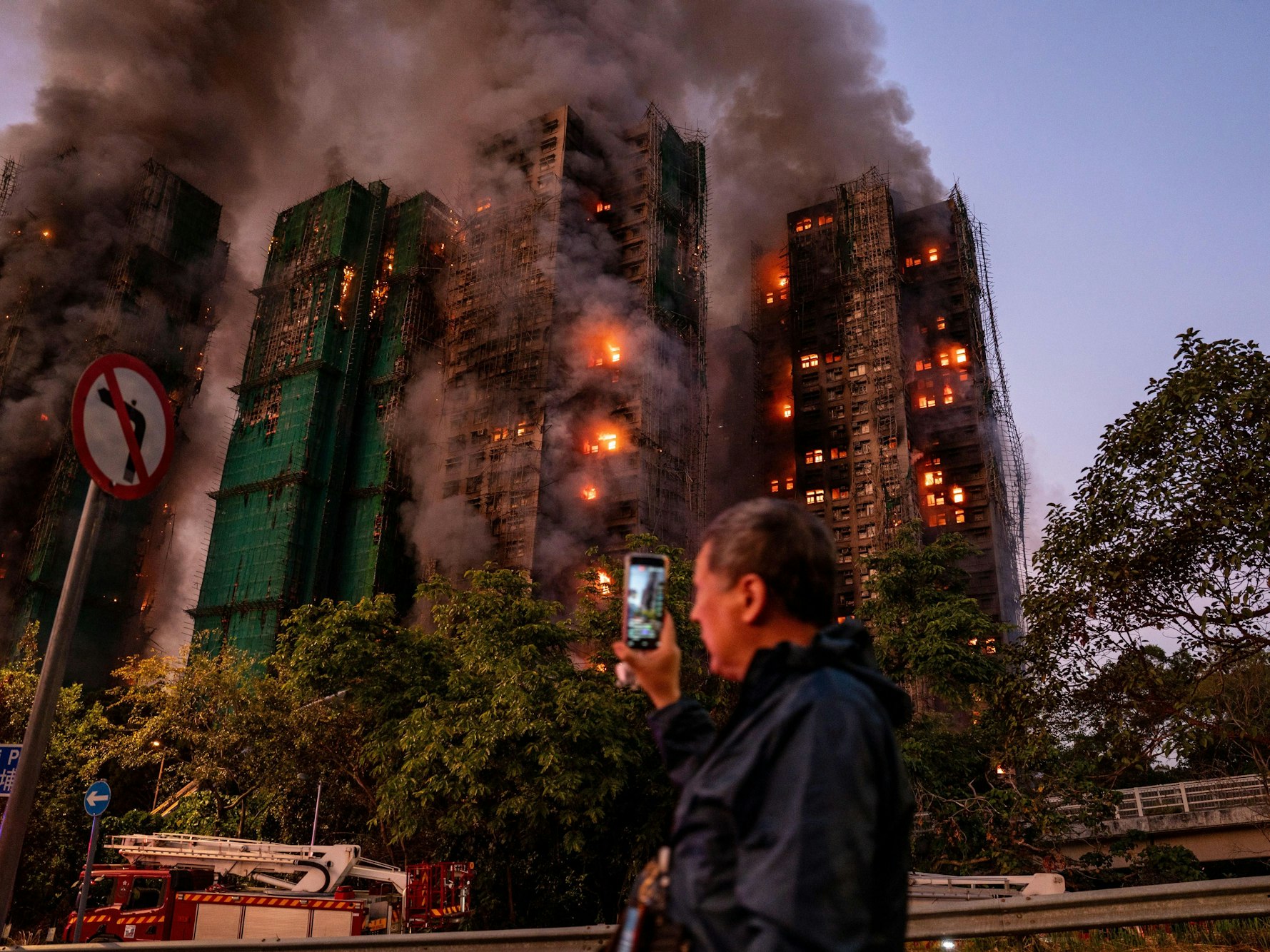 Die ganze Nacht über kämpft die Feuerwehr gegen die Flammen an mehreren Hongkonger Hochhäusern.
