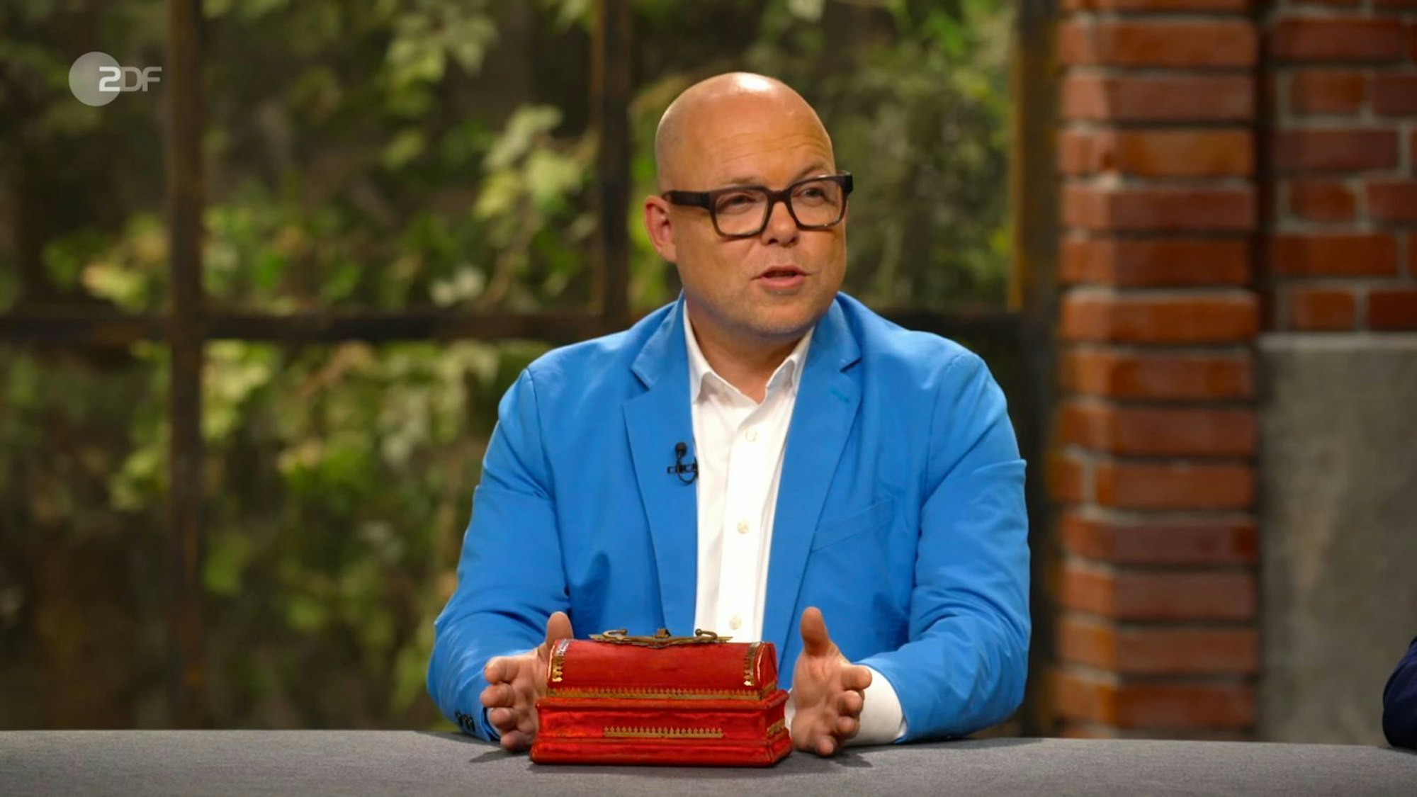 Benjamin Leo Leo gab Lukas 180 Euro und gratulierte ihm zum Geburtstag. Lukas und sein Vater Lorenz hatten fast den zehnfachen Wunschpreis ergattert. Das Geld werde „mindestens für einen Nachtisch“ ausreichen, war Lukas sicher. Auch der neue Schatzmeister war happy. (Bild: ZDF)