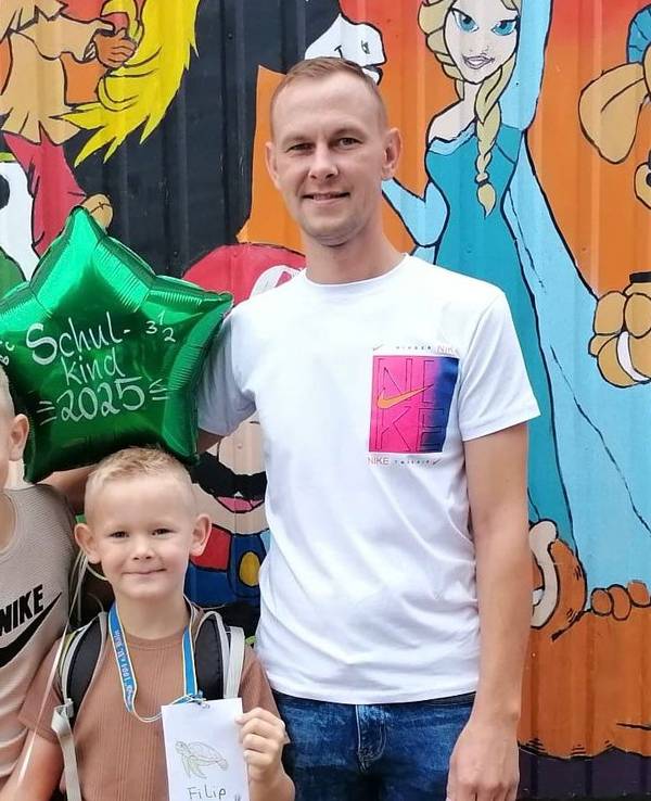 Vater Michael mit seinen Söhnen Filip und Nico bei der Einschulung.