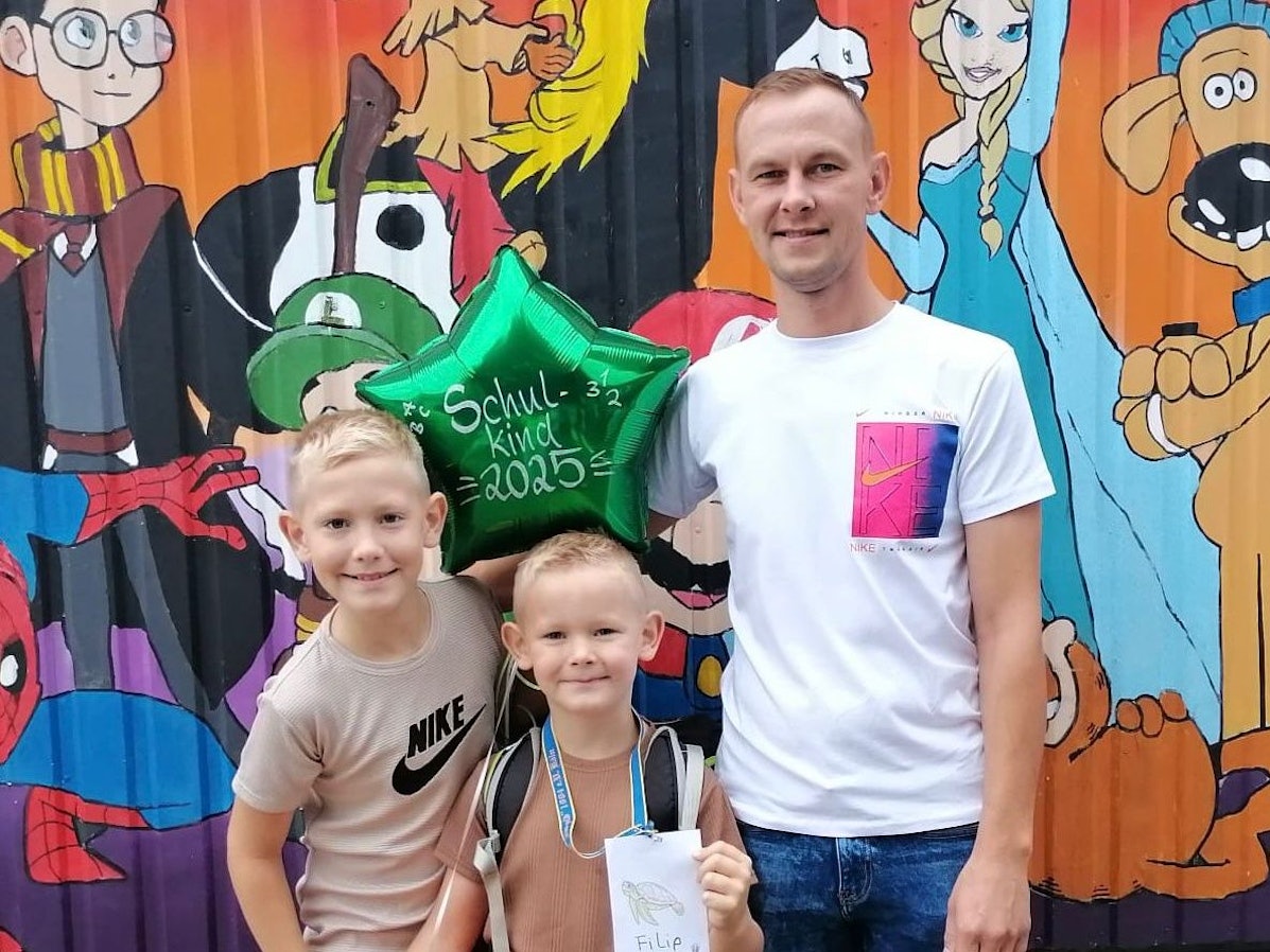 Vater Michael mit seinen Söhnen Filip und Nico bei der Einschulung.
