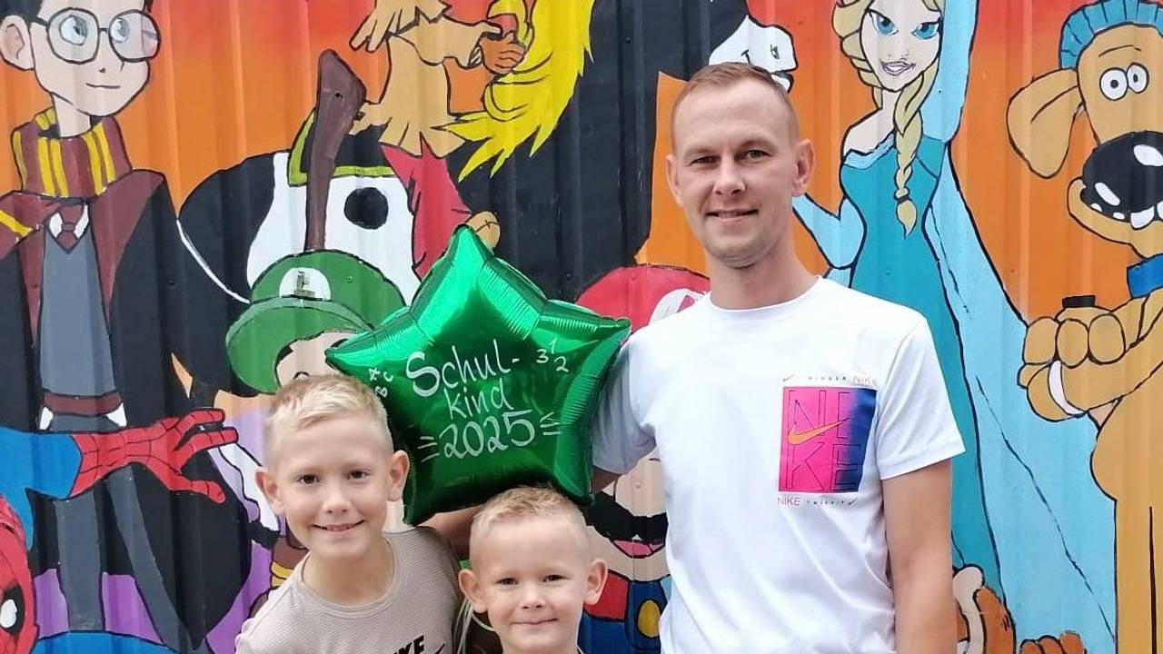 Vater Michael mit seinen Söhnen Filip und Nico bei der Einschulung.