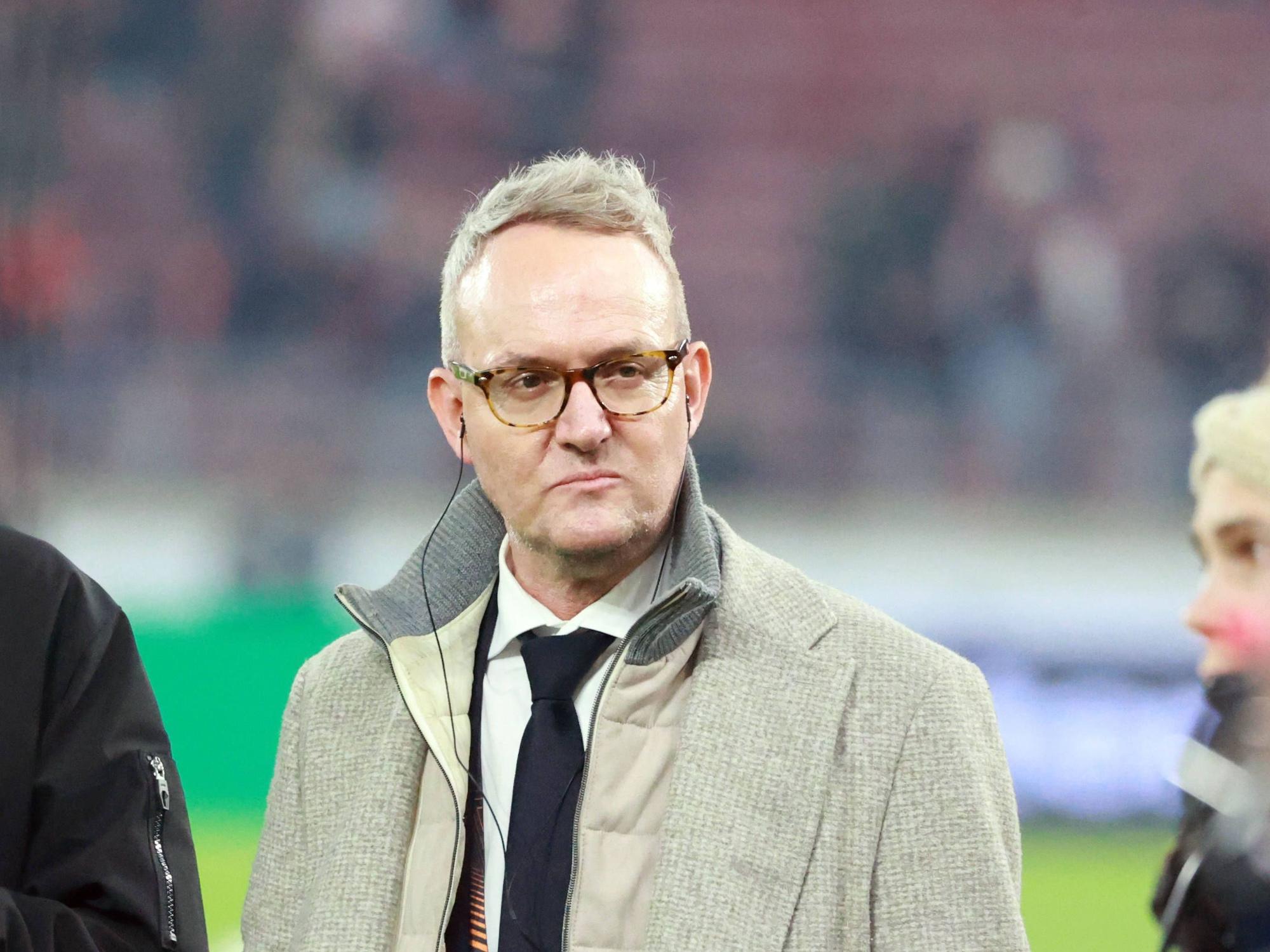Alexander Wehrle steht bei einem Interview im Stadion.